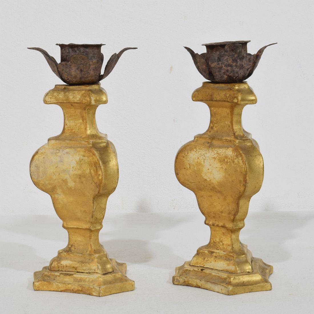 Intagliato a mano Coppia di piccoli portacandele in legno dorato neoclassico italiano della fine del XVIII secolo in vendita