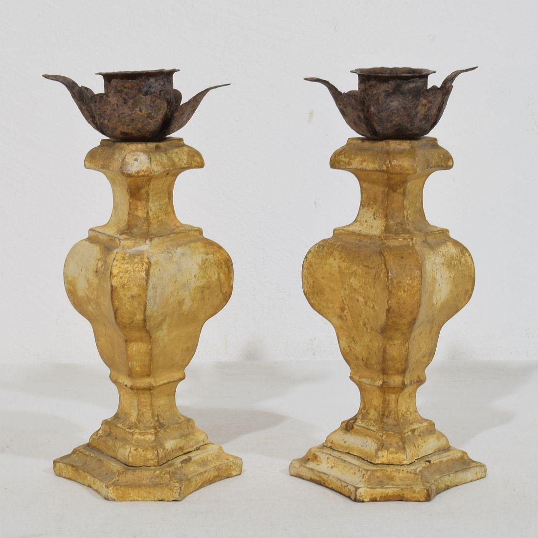 Coppia di piccoli portacandele in legno dorato neoclassico italiano della fine del XVIII secolo In condizioni buone in vendita a Buisson, FR