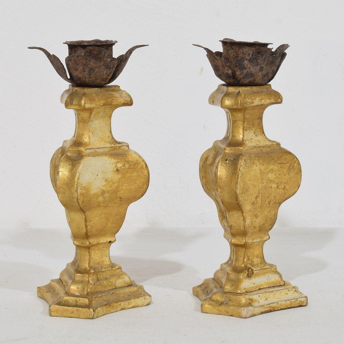 Fino al XVIII secolo Coppia di piccoli portacandele in legno dorato neoclassico italiano della fine del XVIII secolo in vendita