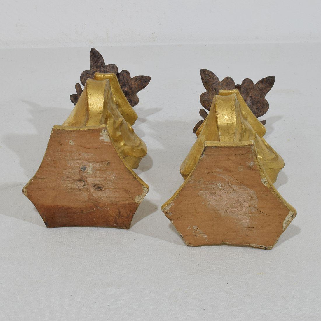 Coppia di piccoli portacandele in legno dorato neoclassico italiano della fine del XVIII secolo in vendita 1