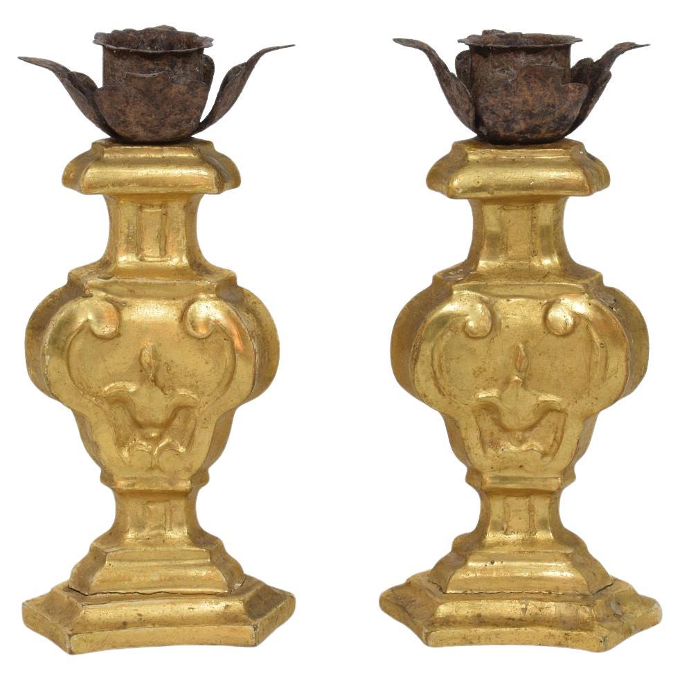 Coppia di piccoli portacandele in legno dorato neoclassico italiano della fine del XVIII secolo