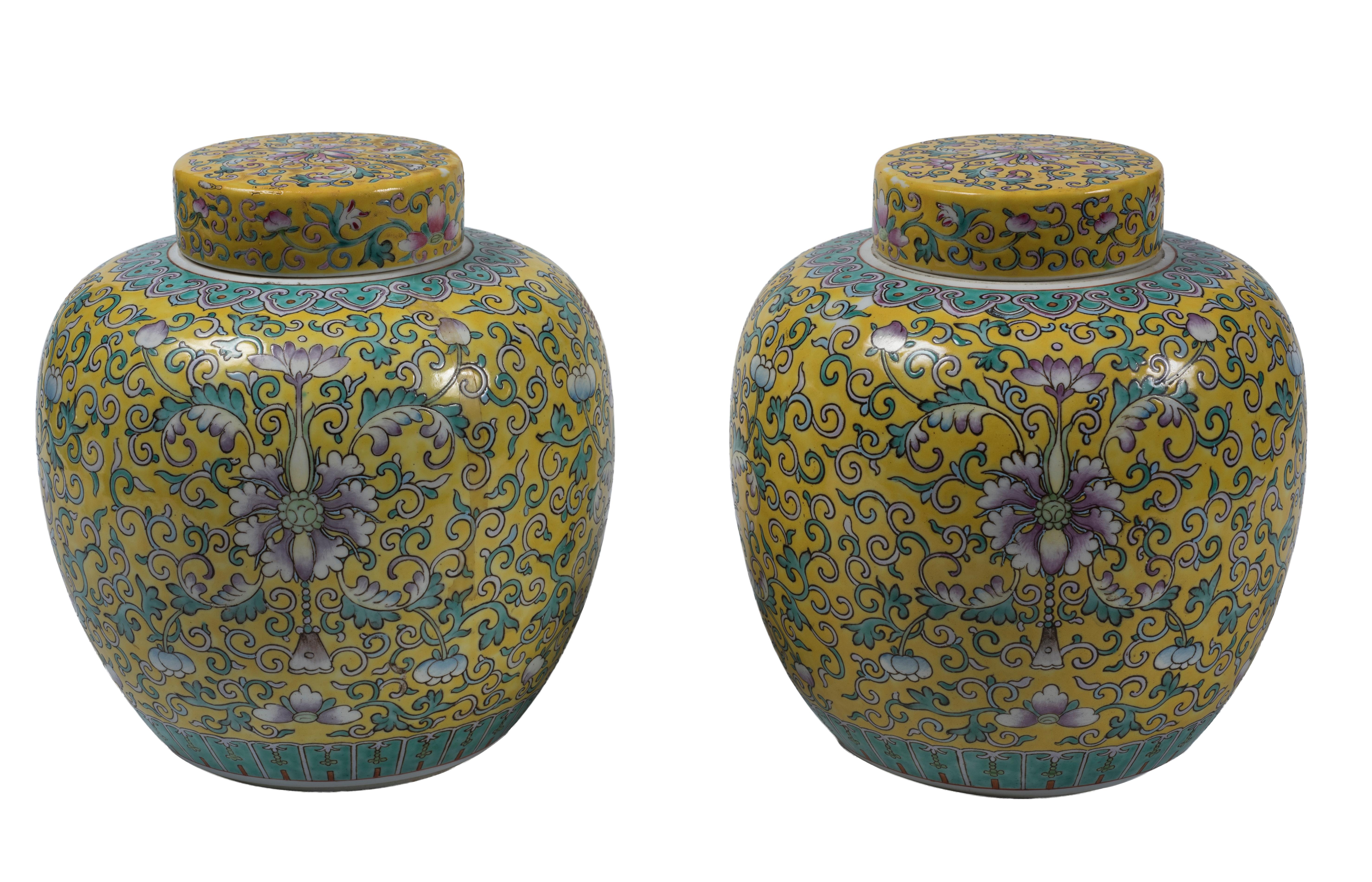 Couple of ginger pots is an elegant set of Chinese pots with yellow background and green and blue decorations.

Realized by Chinese manufacturer in the end 19th century.

Very good conditions.

This artwork is shipped from Italy. Under