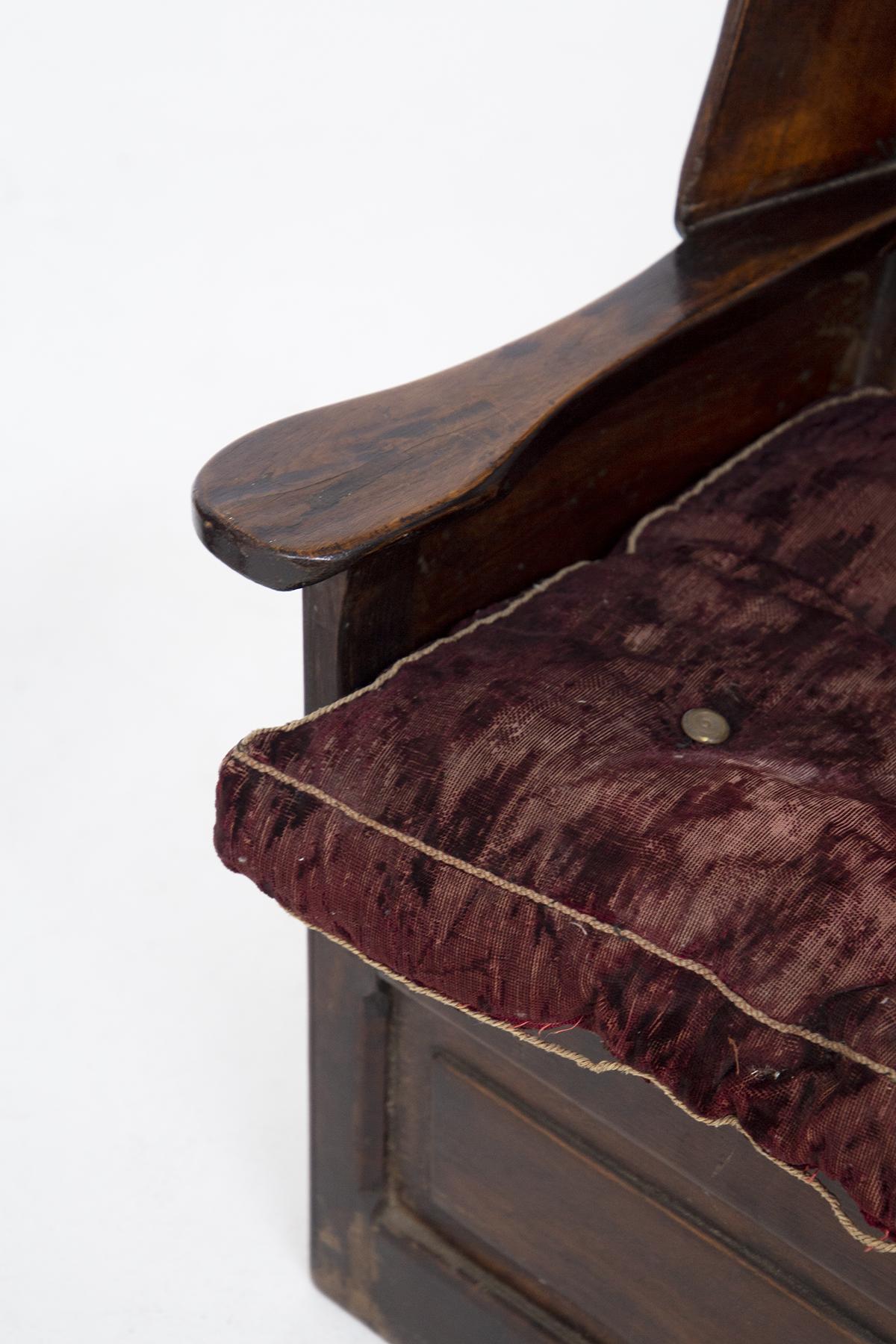 Maravillosa pareja de sillones italianos de época hechos totalmente de madera, que datan del siglo XIX. 
Los sillones italianos vintage de madera tienen un respaldo muy singular, con dos orejeras de madera que hacen que el asiento sea importante y