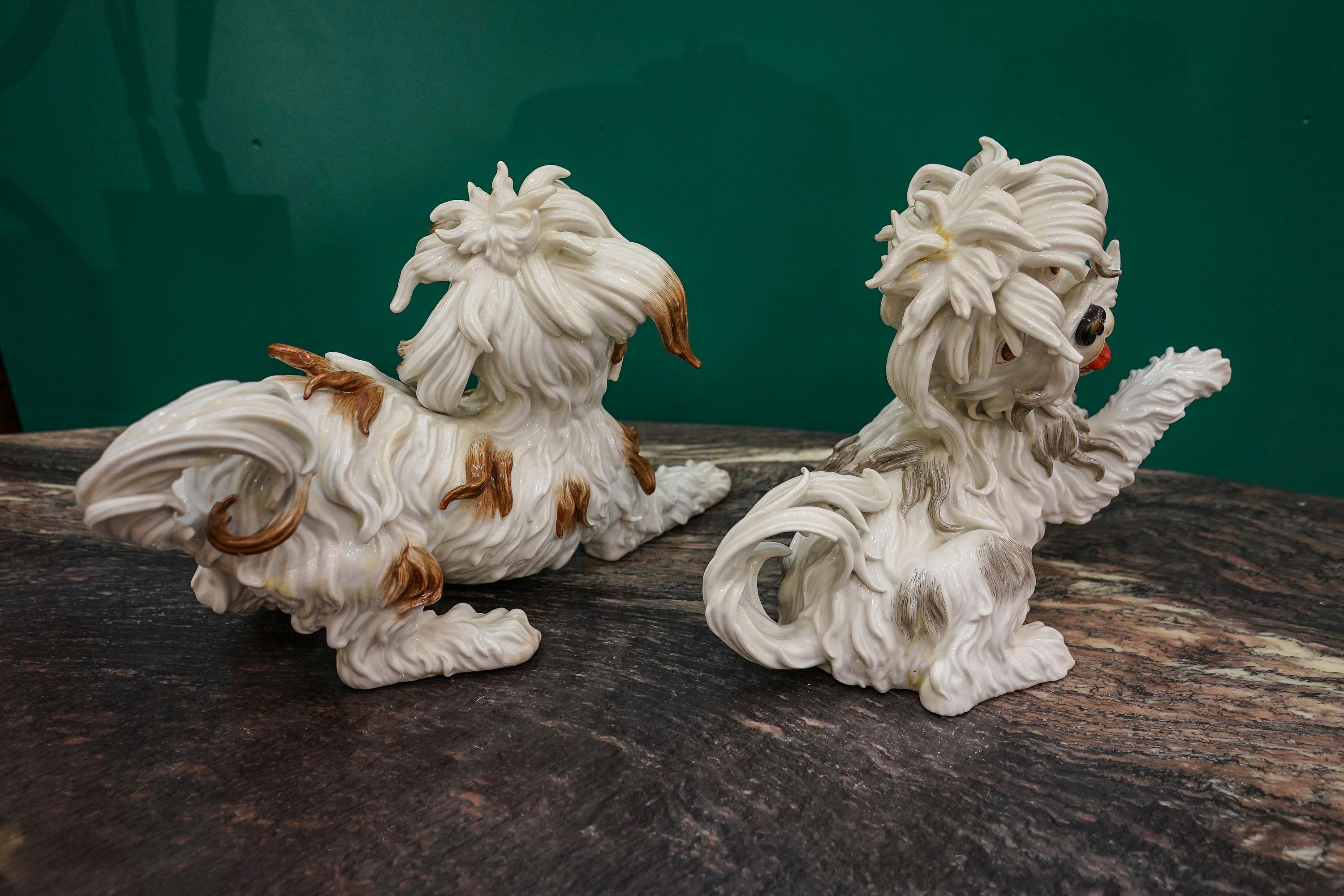 Couple of White Spanish Algora Porcelain Playing Dogs, Midcentury In Good Condition In Valladolid, ES