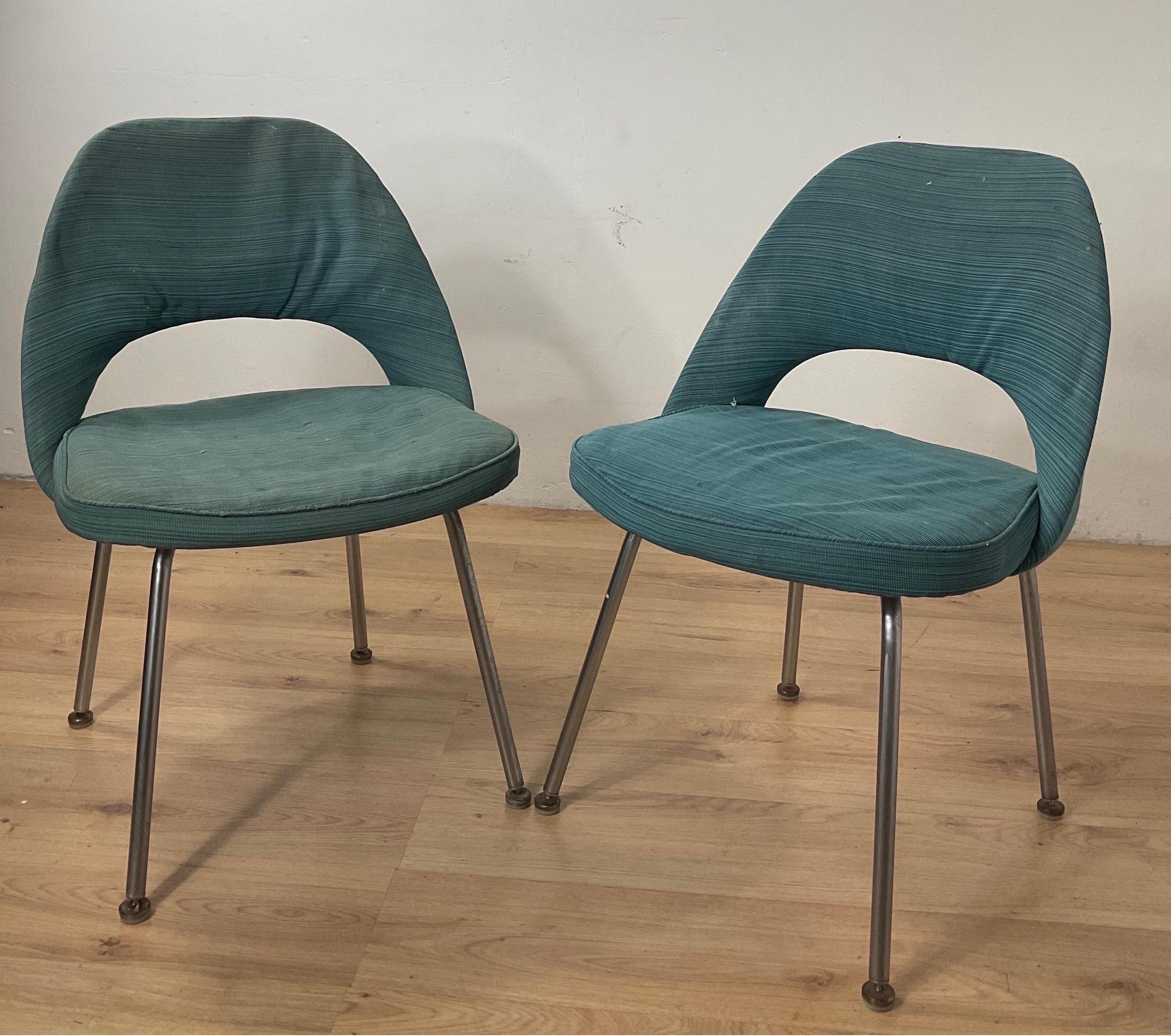 Der Saarinen Conference ist ein Stuhl, der aus der Idee entstanden ist, den Chefsessel in etwas Bequemeres und Eleganteres zu verwandeln. Ein Stuhl, der selbst in einem Sitzungssaal ein Möbelstück mit großem Charme war. Um sie auch in einem