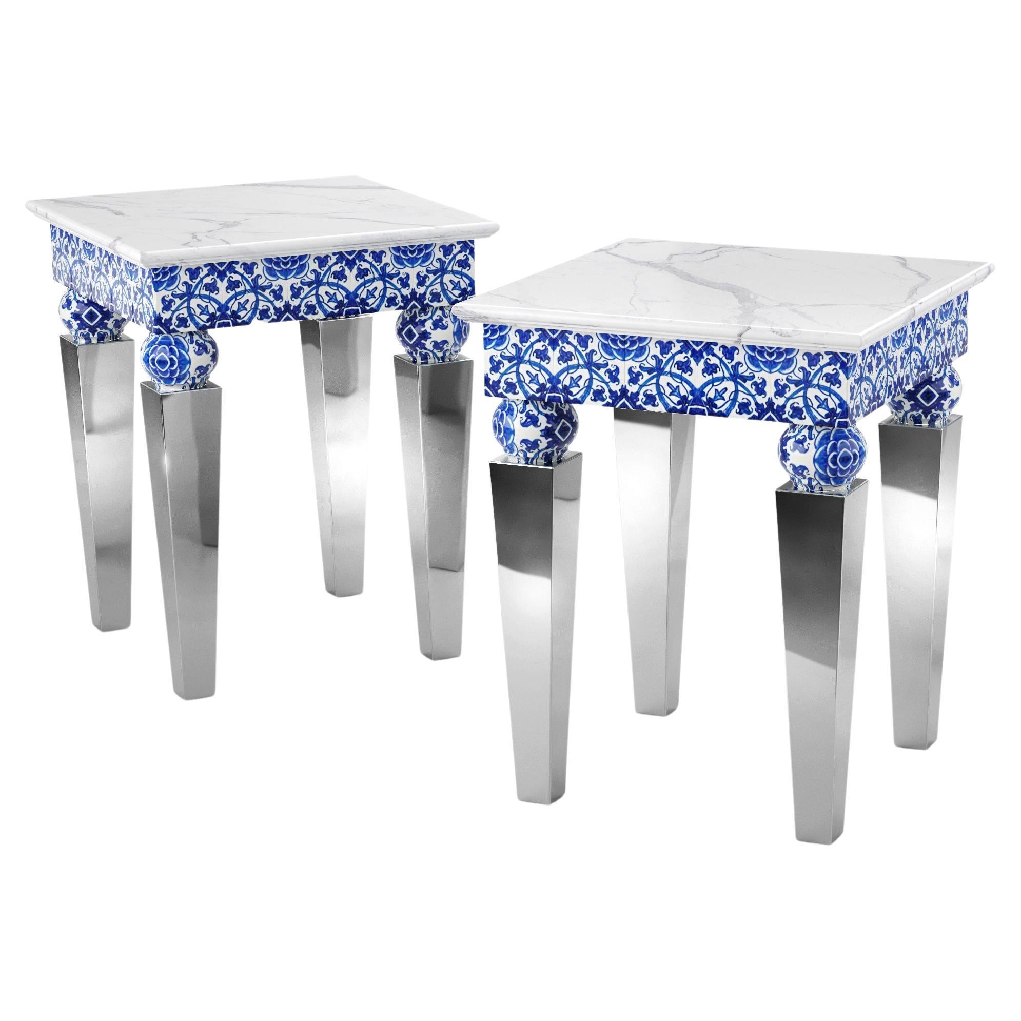 Deux tables d'appoint, marbre blanc, acier miroir, carreaux de majolique bleu, également en extérieur