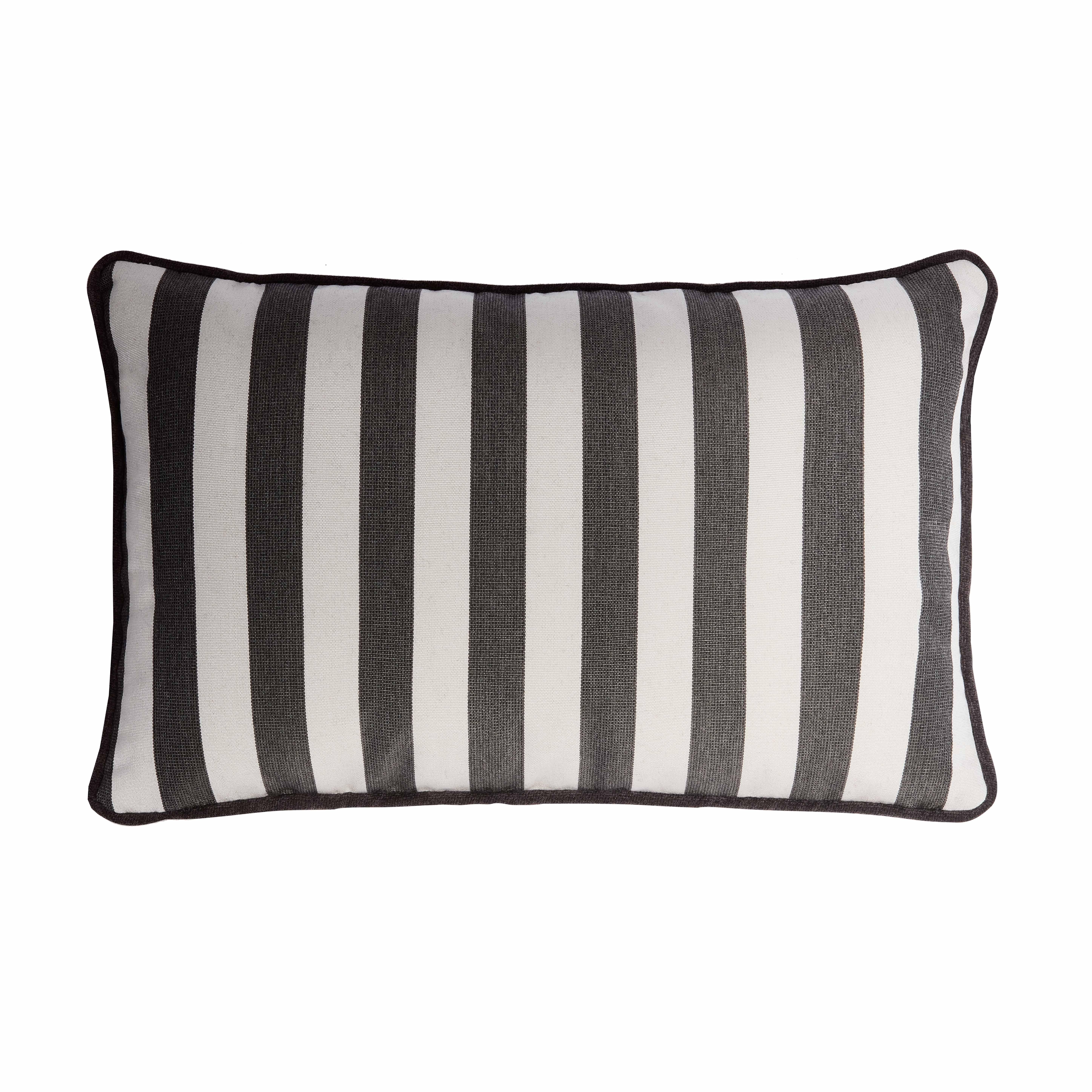 Paar gestreifte Happy Pillows für den Außenbereich mit Fransen und Paspelierung in Weiß und Kohle (Moderne) im Angebot