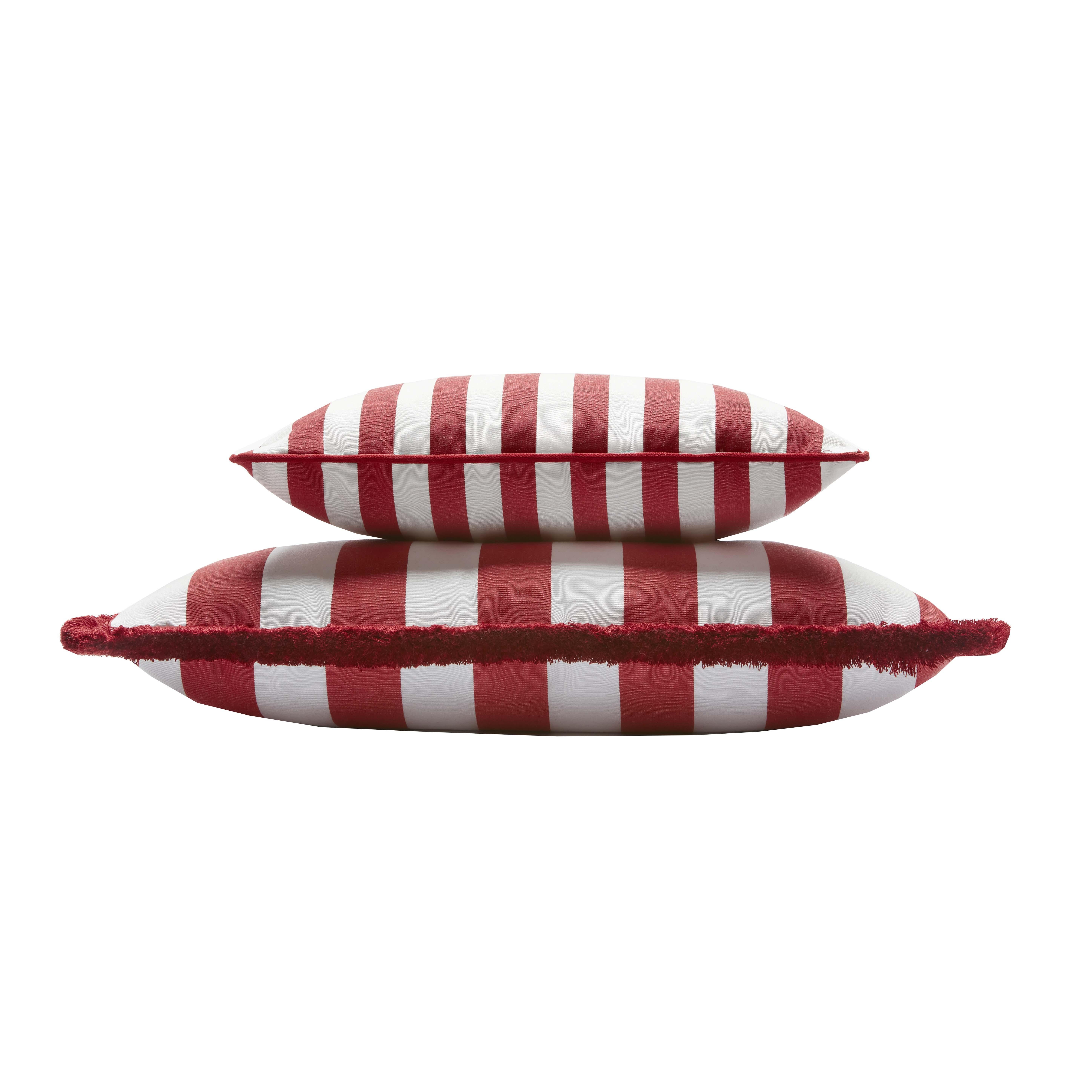 Paar gestreifte Happy Pillows für den Außenbereich mit Fransen und Paspelierung in Weiß und Kohle (Handgefertigt) im Angebot