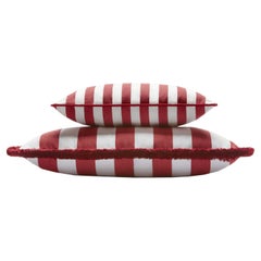 Paar gestreifte Happy Pillows für den Außenbereich mit Fransen und Paspelierung in Rot und Weiß
