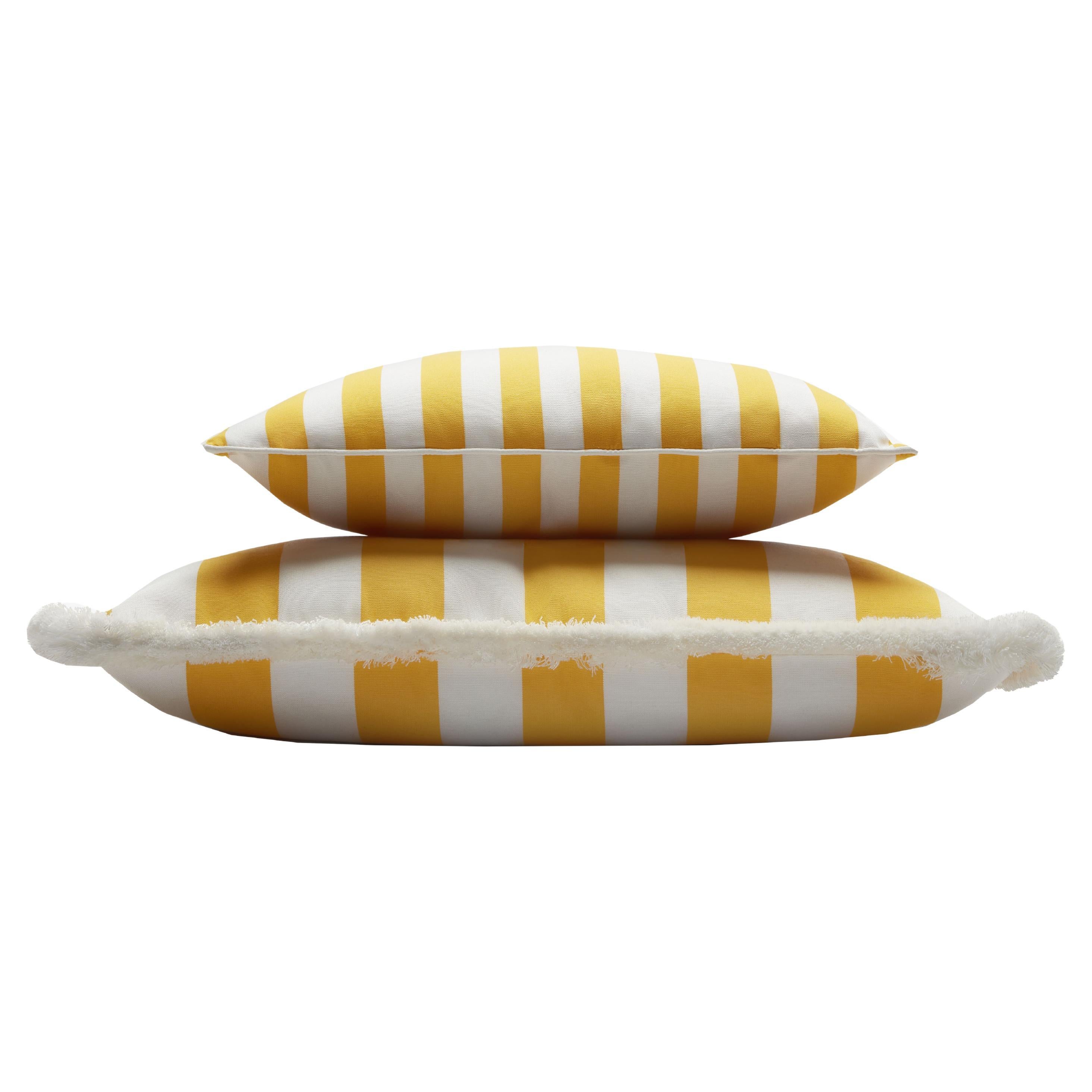 Coussin d'extérieur à double rayure et franges et passepoil jaune et blanc en vente