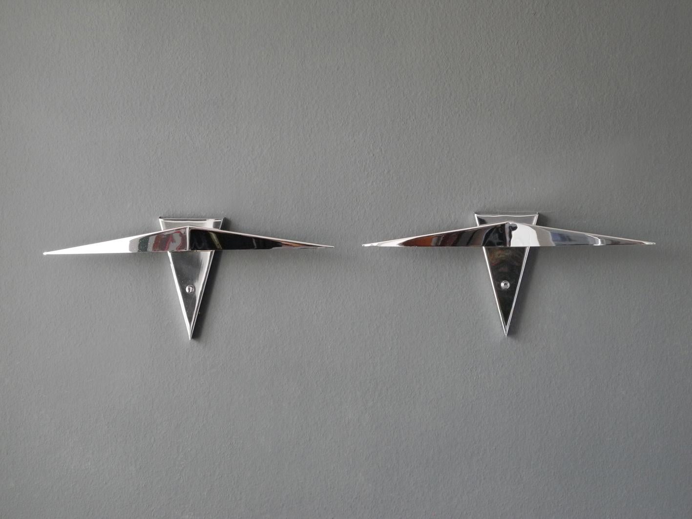 Pair of very rare 1980s XXL chrome halogen sconces. Very elegant postmodern design. Reminiscent of the radiator figures of the American cars of the 1950s. Lamps work with halogen light bulbs, with built-in dimmer.
Both lamps in very good condition