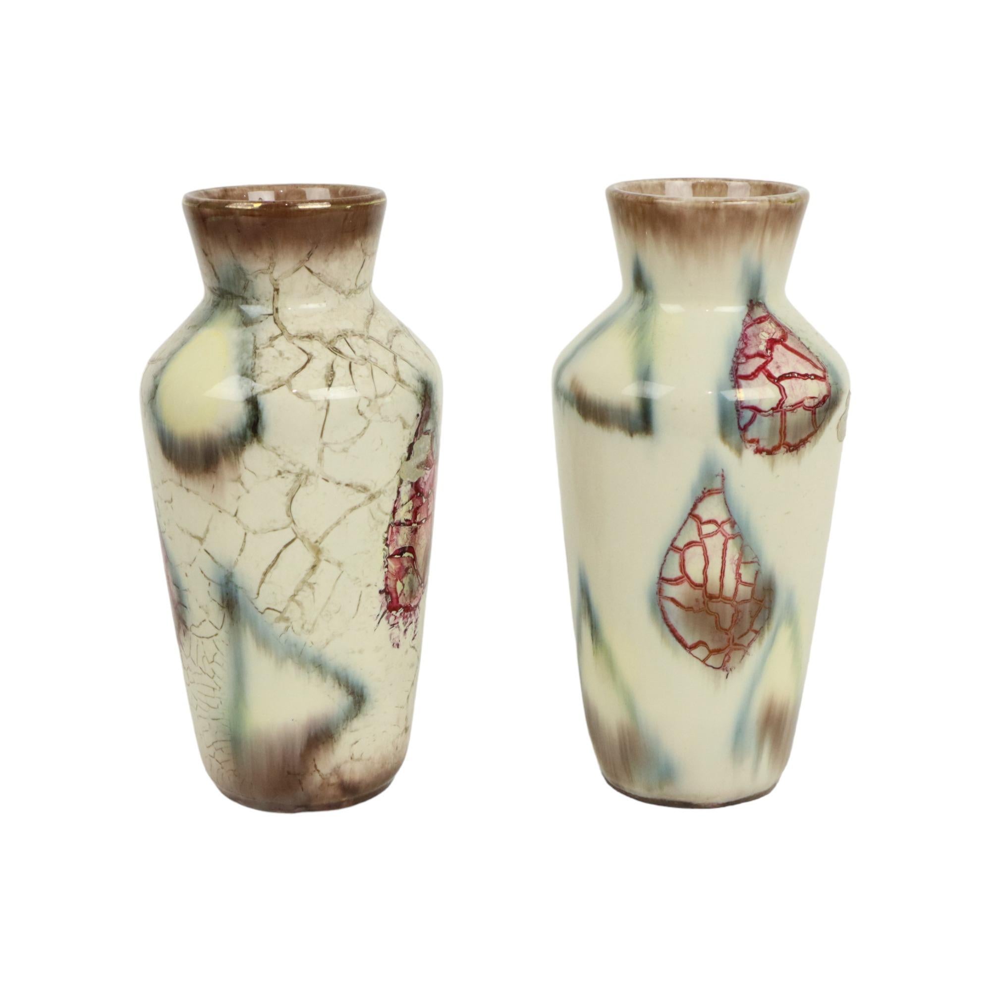 Coppia di vasi in ceramica della Germania Ovest con forme e motivi astratti, uno con effetto marmo, di Bay Keramik, anni '60-'70, contrassegnati e numerati 606-20 sul fondo.

Rari in questo stile e in questa tavolozza di colori, design astratto