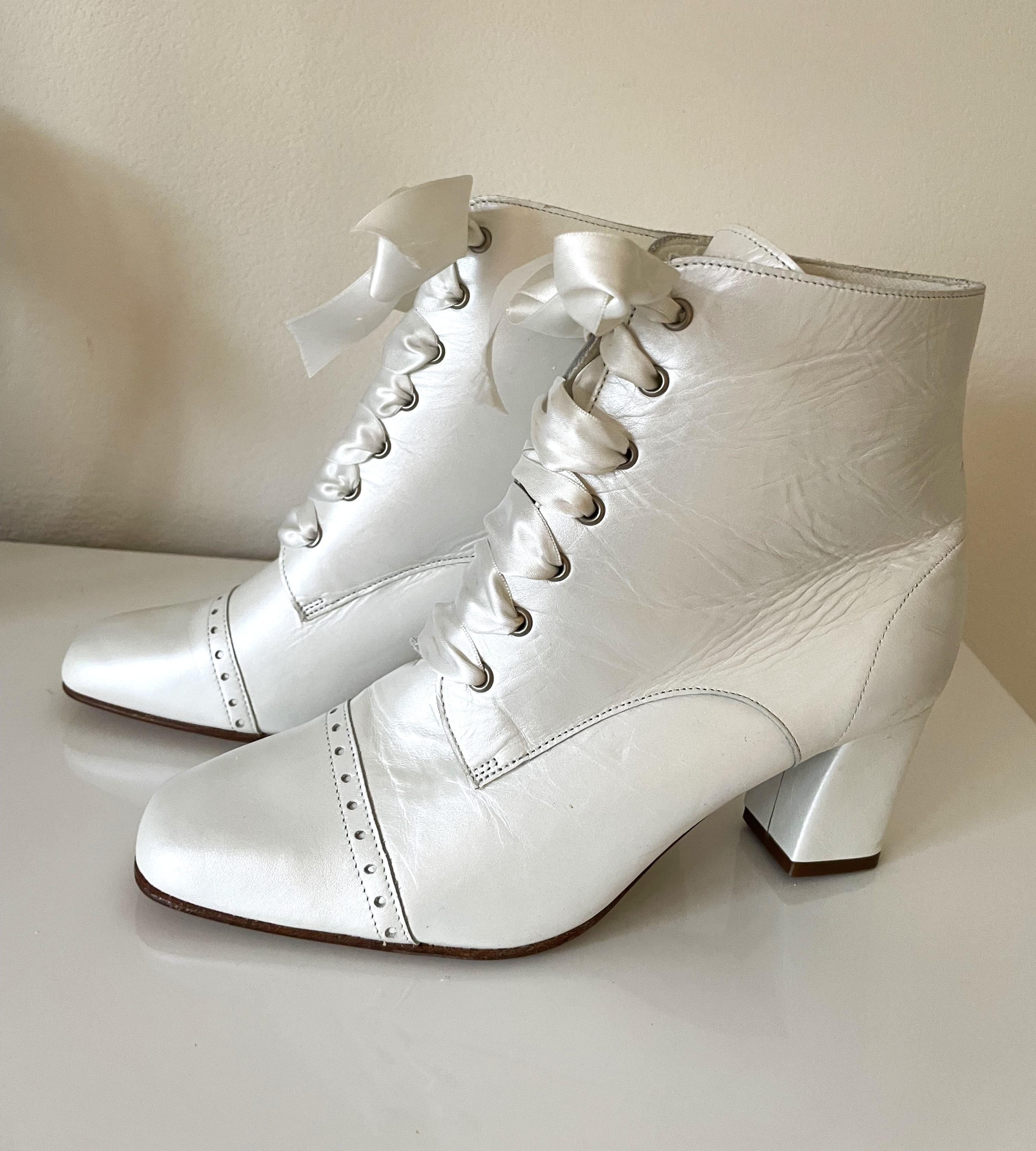 Très rare vintage bottes de mariée chaussures de Courman une boutique de mariée renommée à Paris des années 1980 à l'époque situé au Palais des Congrès. Si vous les aimez, vous les aimez ! 
