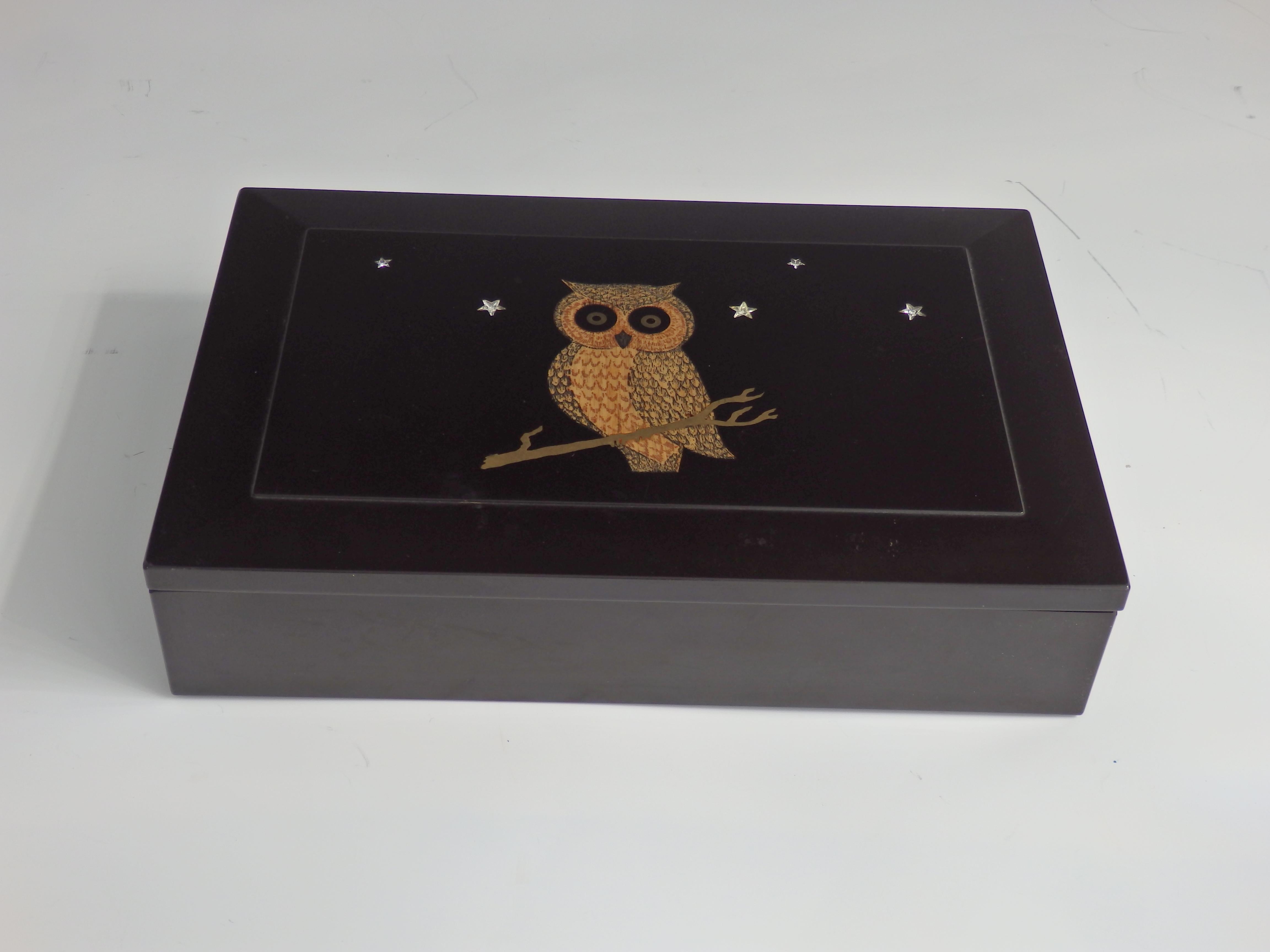 Couroc of Monterey Hinged Bakelite Dresser Top Accessory Box with Owl Inlay In Good Condition In Ferndale, MI