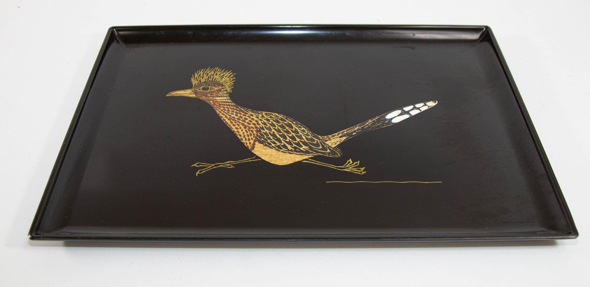 Bandeja de servir grande de mediados de siglo Couroc of Monterey California roadrunner bird design barware.
Bandeja de servicio de bar Vintage Couroc Roadrunner Design, Circa 1960.
Preciosa bandeja de bar Couroc de mediados de siglo con un pájaro