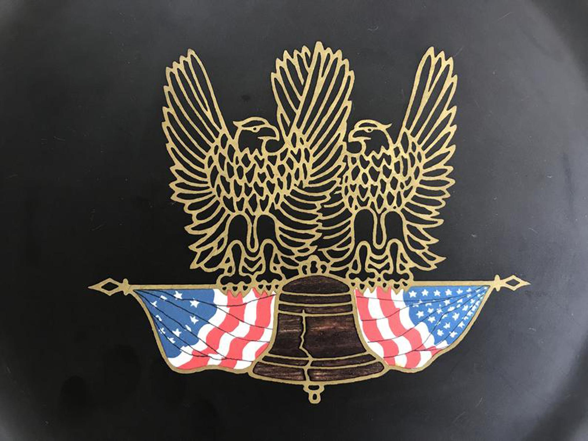 Mid-Century Modern Plateau en couroc avec aigles et drapeau américain:: 1970 en vente