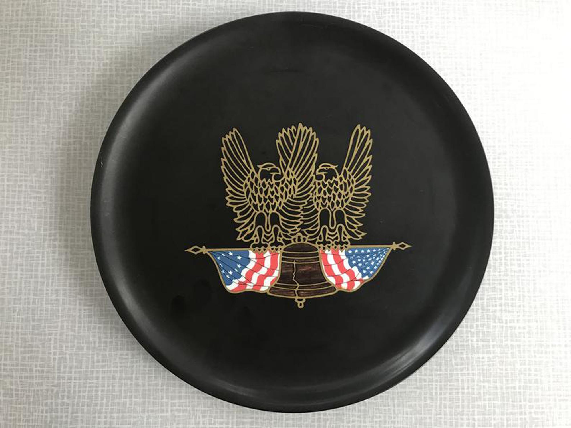 Couroc Tablett mit Adlern und amerikanischer Flagge:: 1970er Jahre (Nordamerikanisch) im Angebot