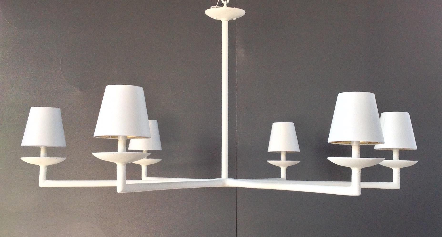 Sur ce modèle de notre lustre populaire, nous avons ajouté des abat-jour en papier avec des intérieurs en feuille d'or qui ajoutent une touche classique à ce luminaire élégant. Ce lustre s'adapte à tous les styles de décoration, qu'ils soient