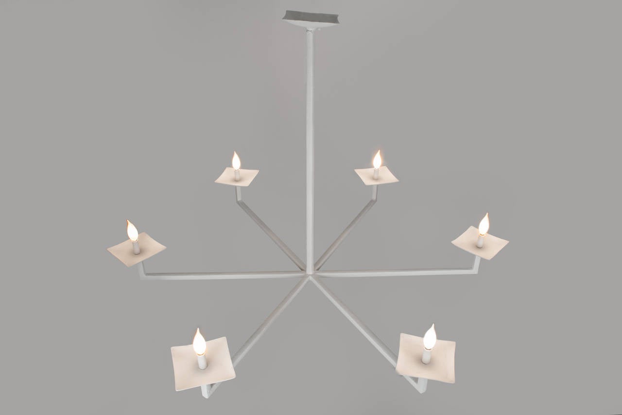 Questa versione del nostro famoso lampadario, con struttura quadrata anziché rotonda, si adatta a tutti gli schemi di arredamento, dal moderno al tradizionale. Si tratta di una rivisitazione del classico design dei portacandele. Fornisce una luce