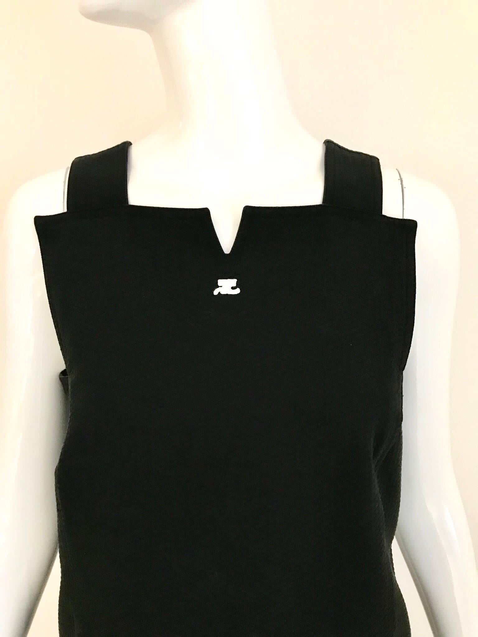 Simple 90s Black Cotton Pique Courrege pinafore sleeveless dress. Dress has buttons at the back. Fit size: 6/ Medium
Bust: 34 inches/ WAsit 32 inches/ Hip 39 inches/ Dress length: 36 inches