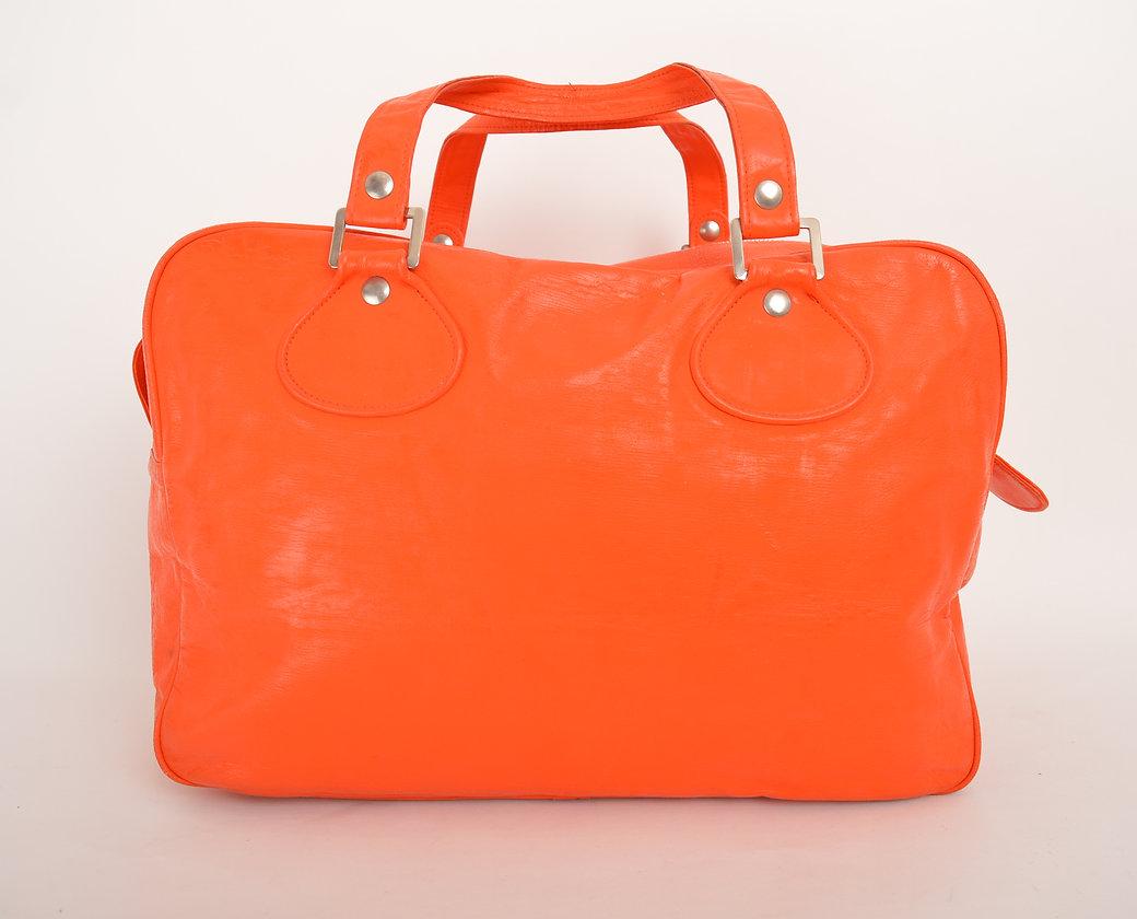 A Chic Vintage 1960's large orange vinyl weekend bag / holdall by COURRÈGES.
 
Features;
Iconic 1960's orange vinyl exterior
Double zip fasten
x2 Top handles
Large exterior COURRÈGES logo
 
Measurements;
Length; 17''
Depth; 11''
Width; 7''​​​​​​​
