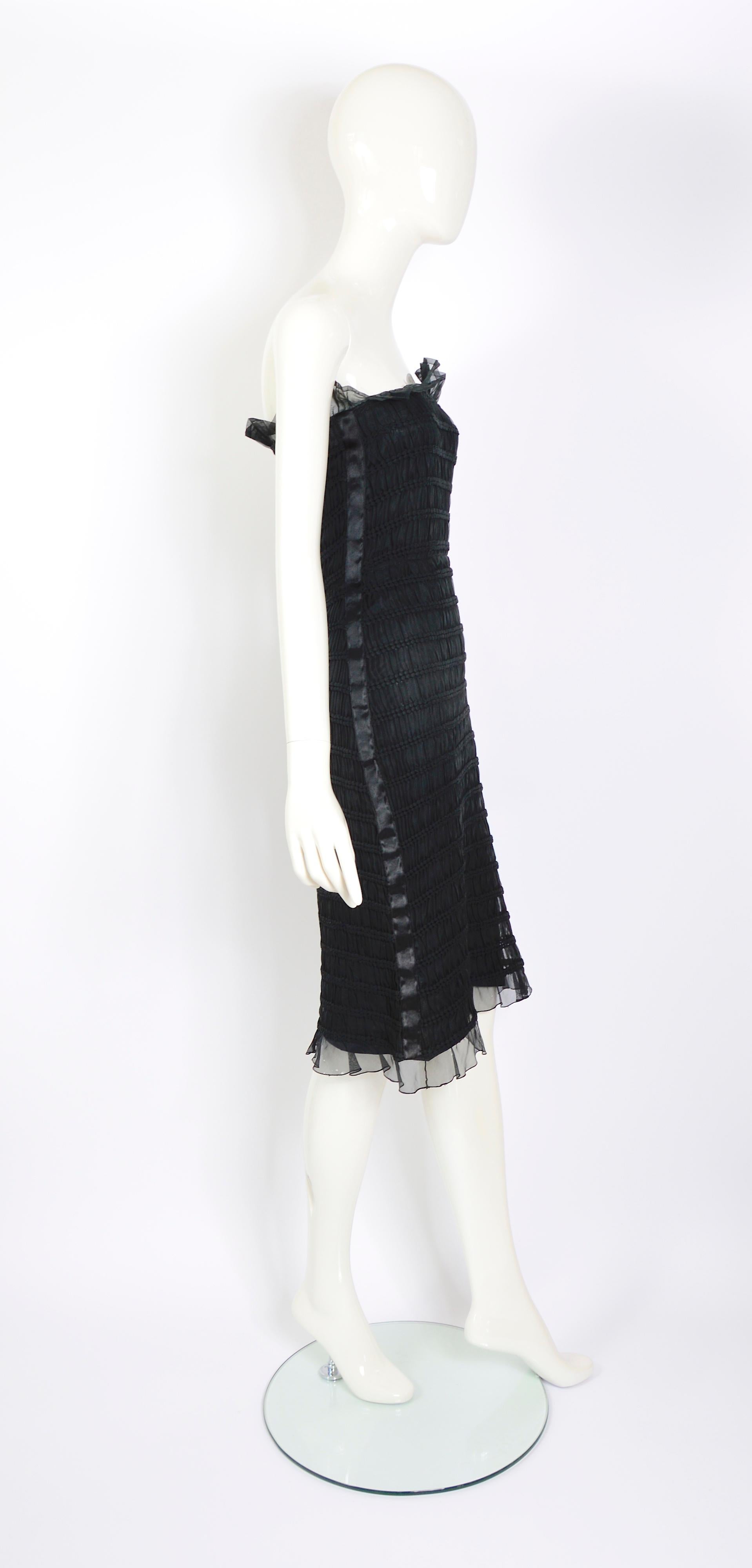 Courreges 1960s vintage black 100% silk smock boned bustier dress    In Good Condition For Sale In Antwerpen, Vlaams Gewest