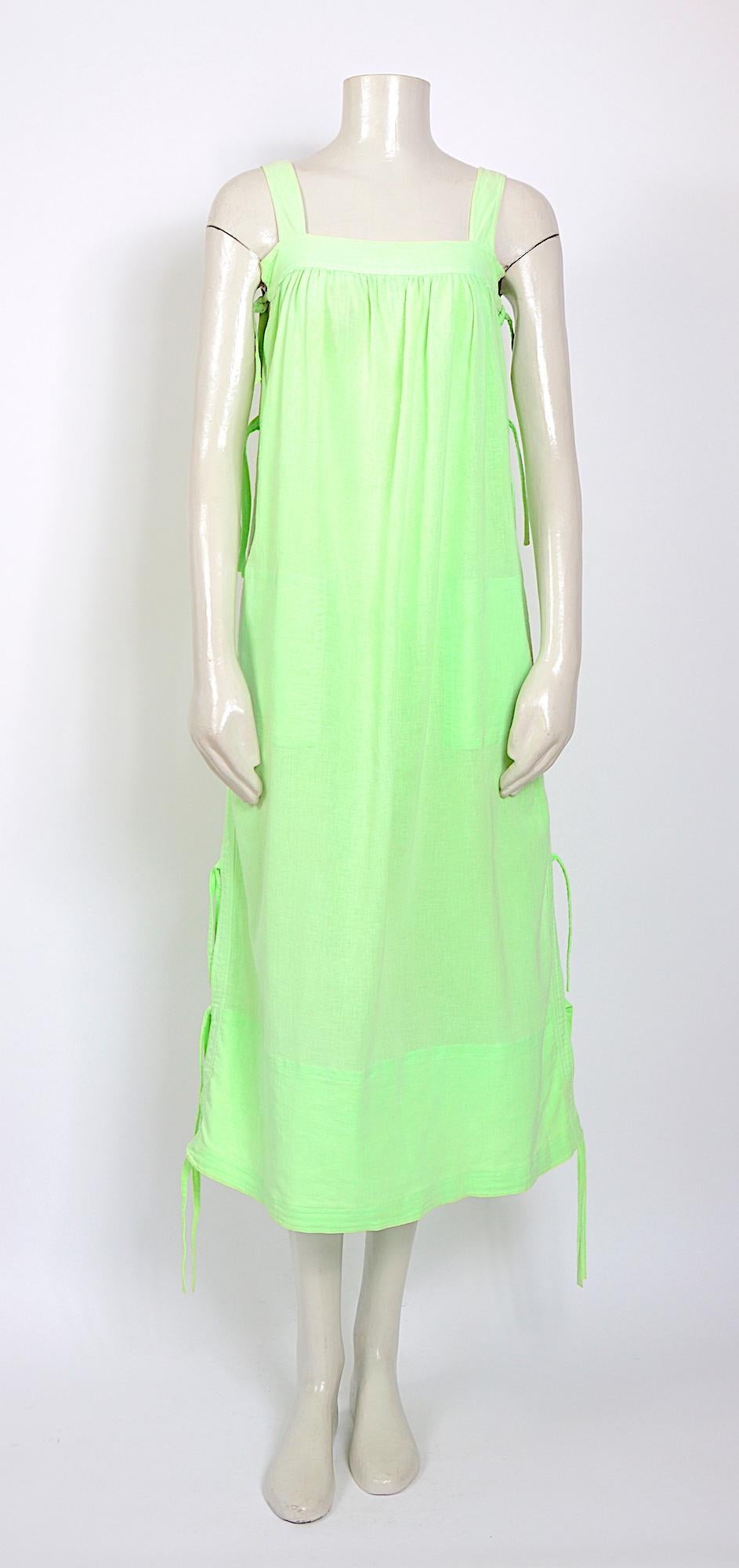 Andre Courreges collectible vintage 1970s cotton bright lime green cotton linen summer dress. 
Courreges taille 00
Mesures prises à plat : Ua à Ua 16,5inch/42cm (x2)- Taille 25inch/64cm(x2) - Longueur totale avec sangle 48inch/122cm