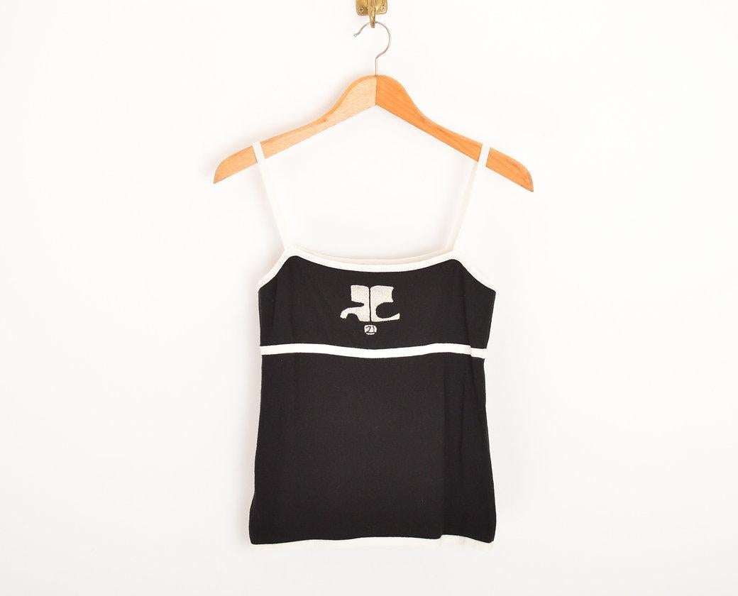 Chic Vintage Courrèges knitted vest top in a black & white monochromatic colour way with slim shoulder straps and Iconic Logo detailing.
 
Features;
Timeless Design
Courreges 21 Japanese licensed label
Stretchy Knitted material
 
Sizing;
Pit to Pit;