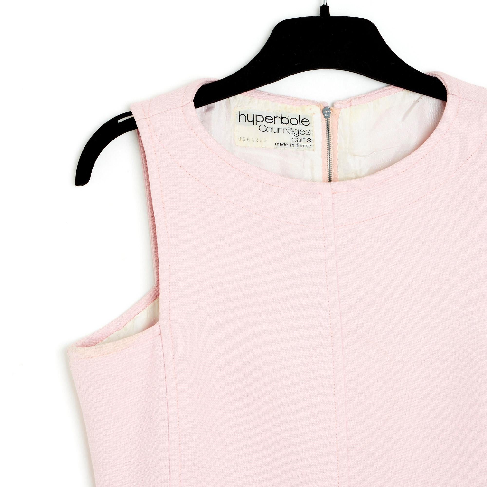 Courrèges Haute Couture dress in pale pink wool and cotton cloth (thick but supple), round neck, square armholes, flared skirt with full-length slit on the left side, ecru canvas lining, fastening with a long zip in the back. No composition or size