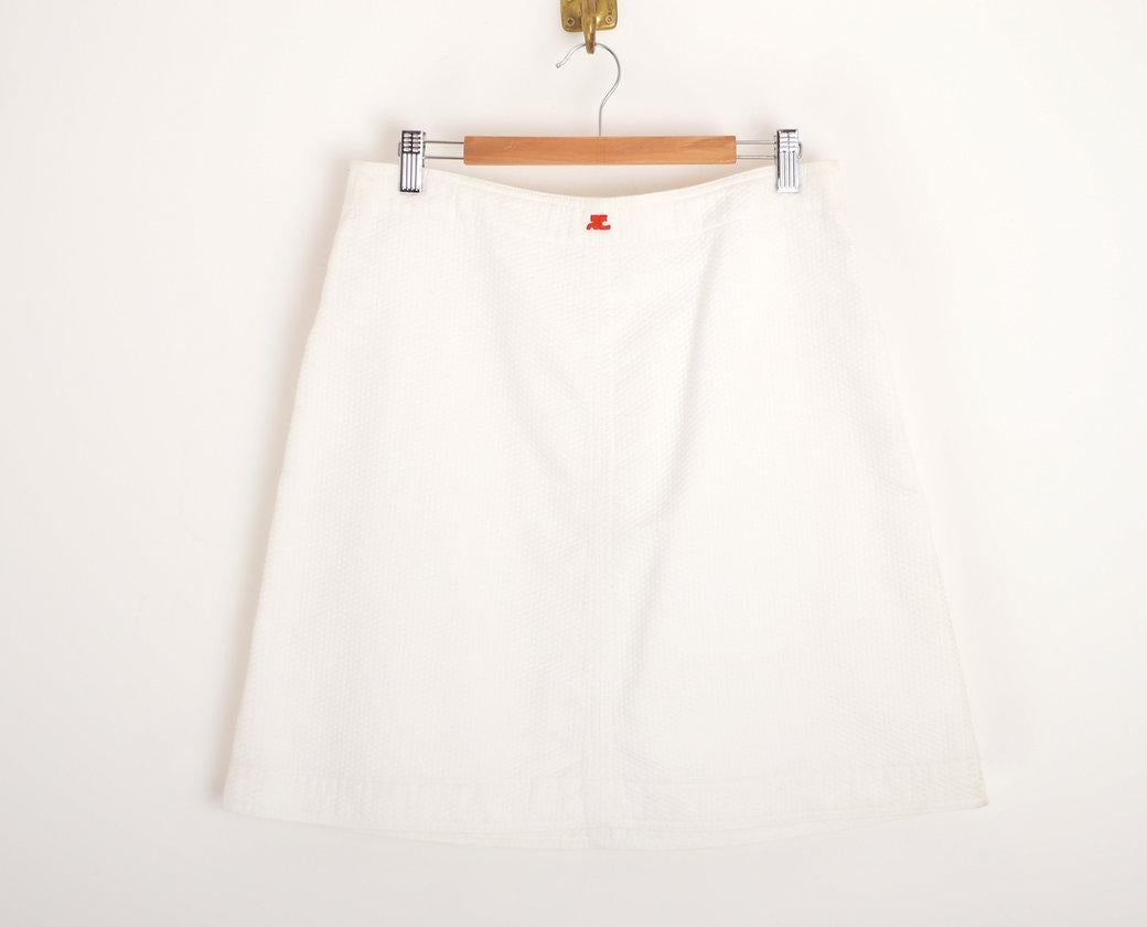 Courrèges futuristic style, textured white A-line mini skirt, with contrasting chunky red 'RIRI' zips and central front Courrèges appliqué detailed logo.
 
Features;
x2 Side Zips
Chunky RIRI zips
Classic A-Line shape
Fully lined
100% Cotton
