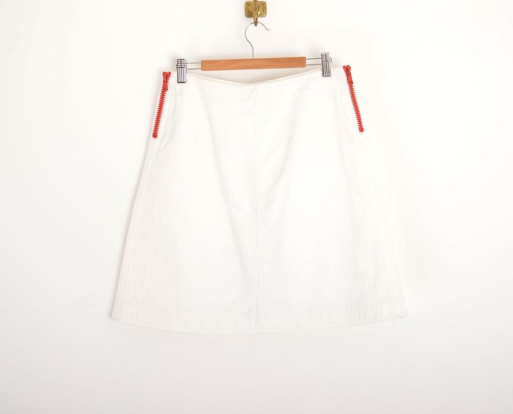 Courrèges A-Line Textured Futuristic White & Red Tennis Mini Skirt en vente 3