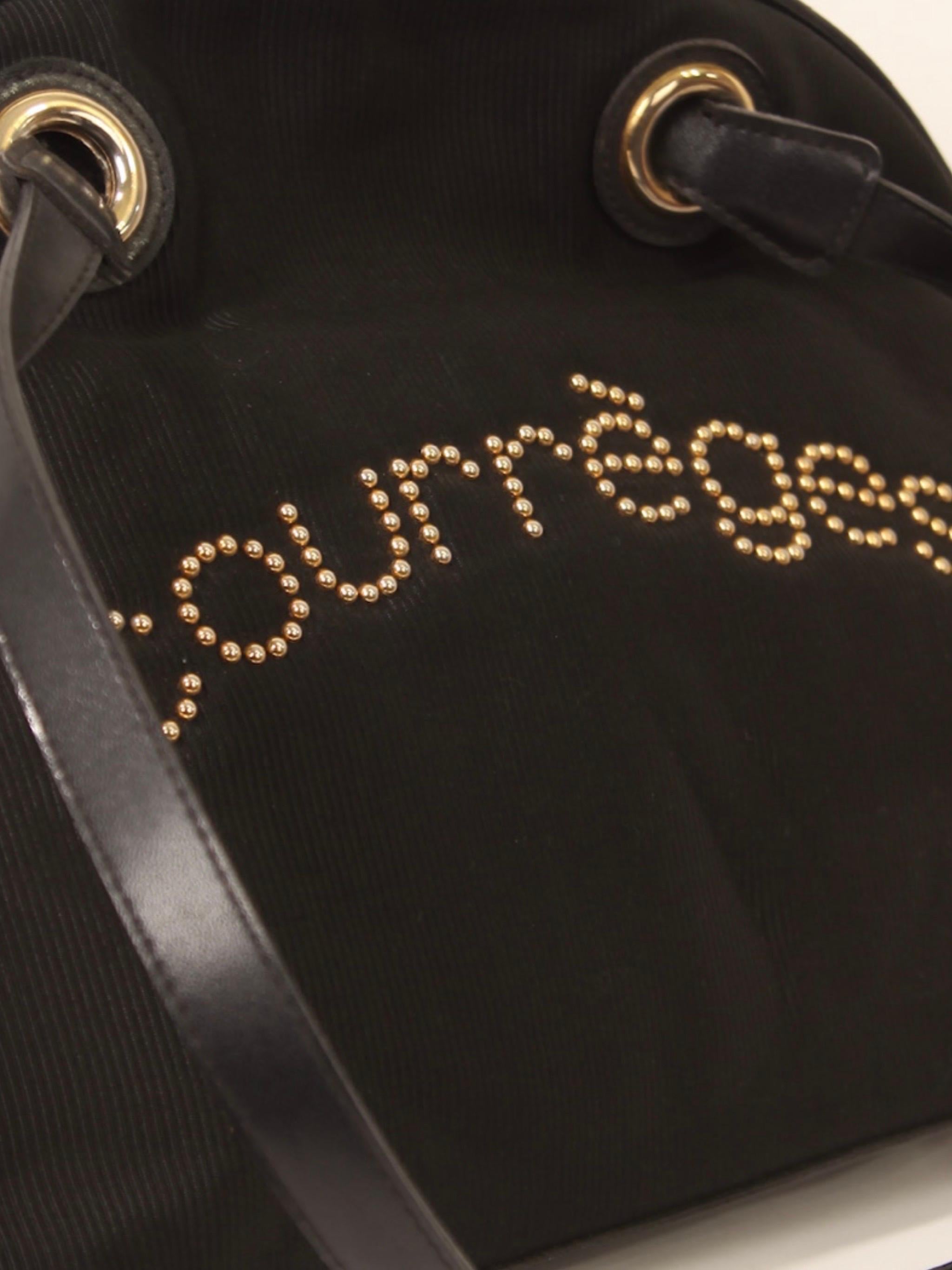 Courreges Schwarze Korduroy Demi-Lune-Tasche aus Korduroy mit goldenen Nieten und Logo- Signatur. 1960er Jahre im Zustand „Gut“ im Angebot in London, GB