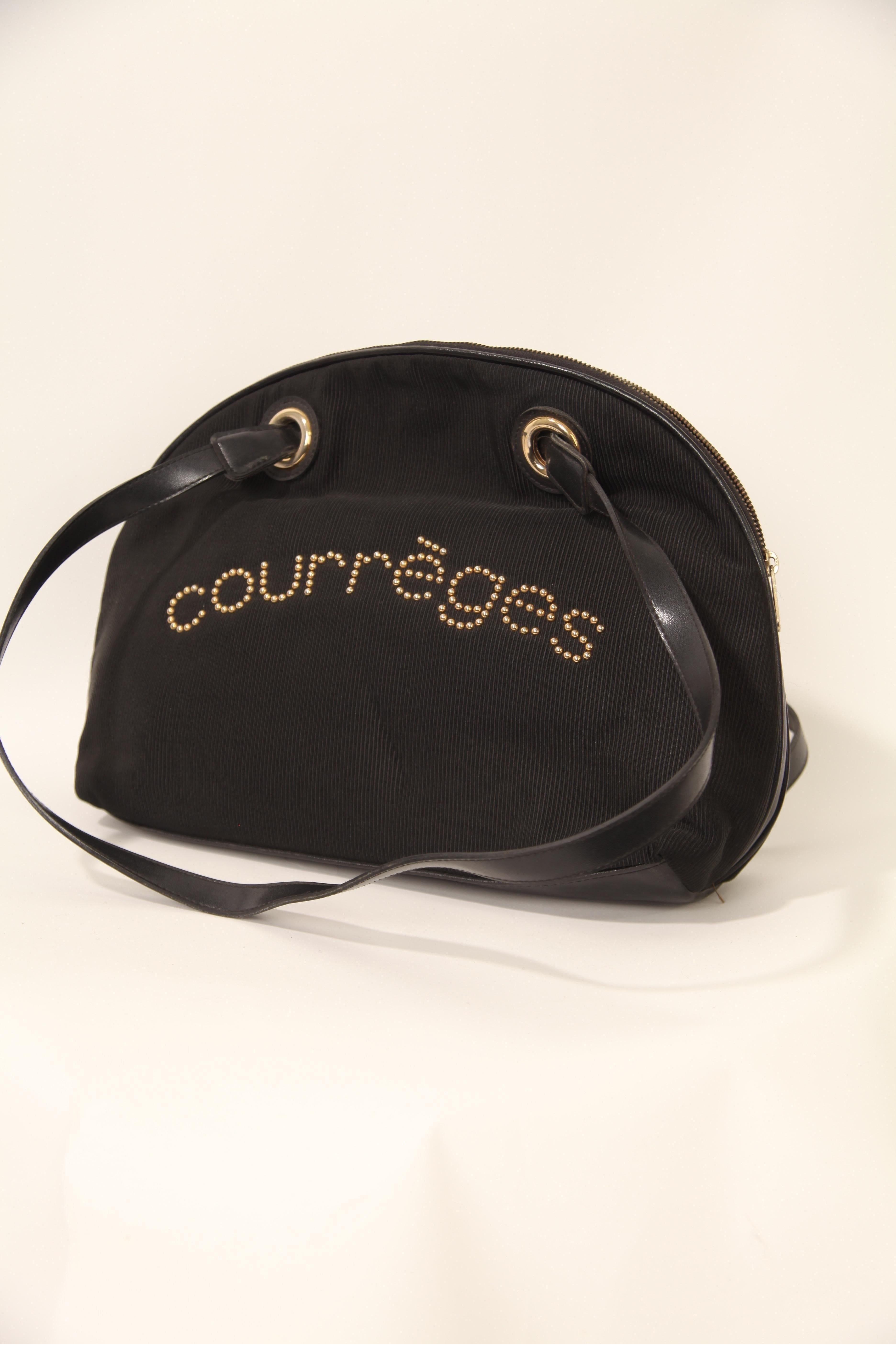 Courreges Schwarze Korduroy Demi-Lune-Tasche aus Korduroy mit goldenen Nieten und Logo- Signatur. 1960er Jahre im Angebot 2
