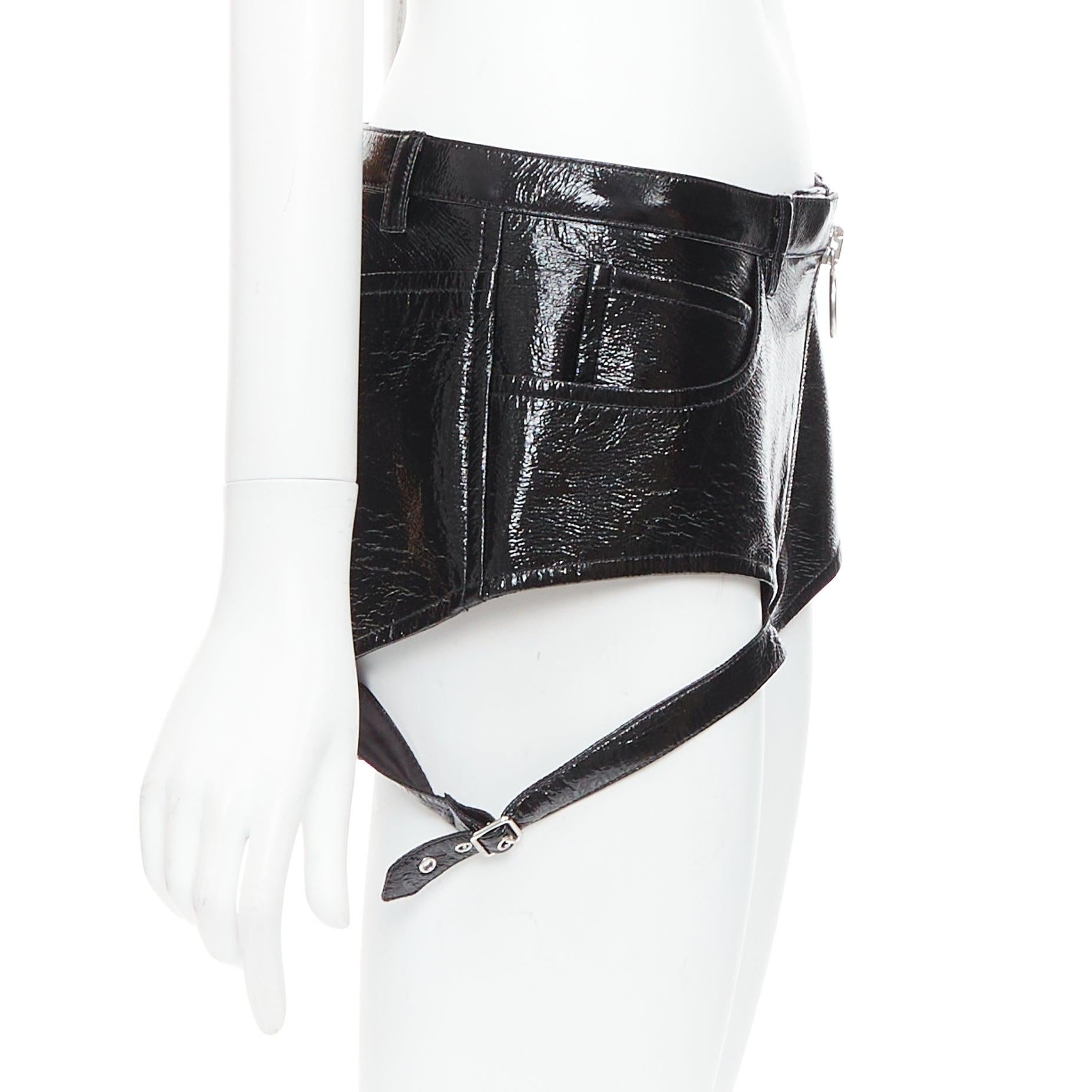COURREGES short garçon découpé en vinyle noir très brillant avec harnais de jambe FR38 M Excellent état - En vente à Hong Kong, NT