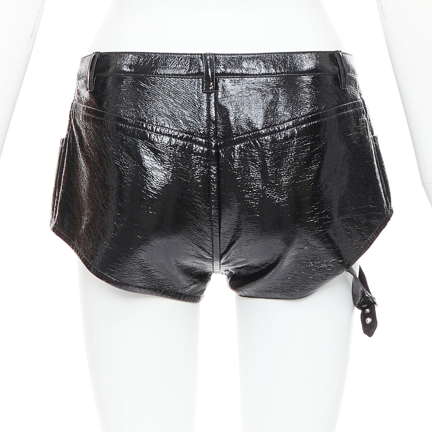COURREGES short garçon découpé en vinyle noir très brillant avec harnais de jambe FR38 M Pour femmes en vente