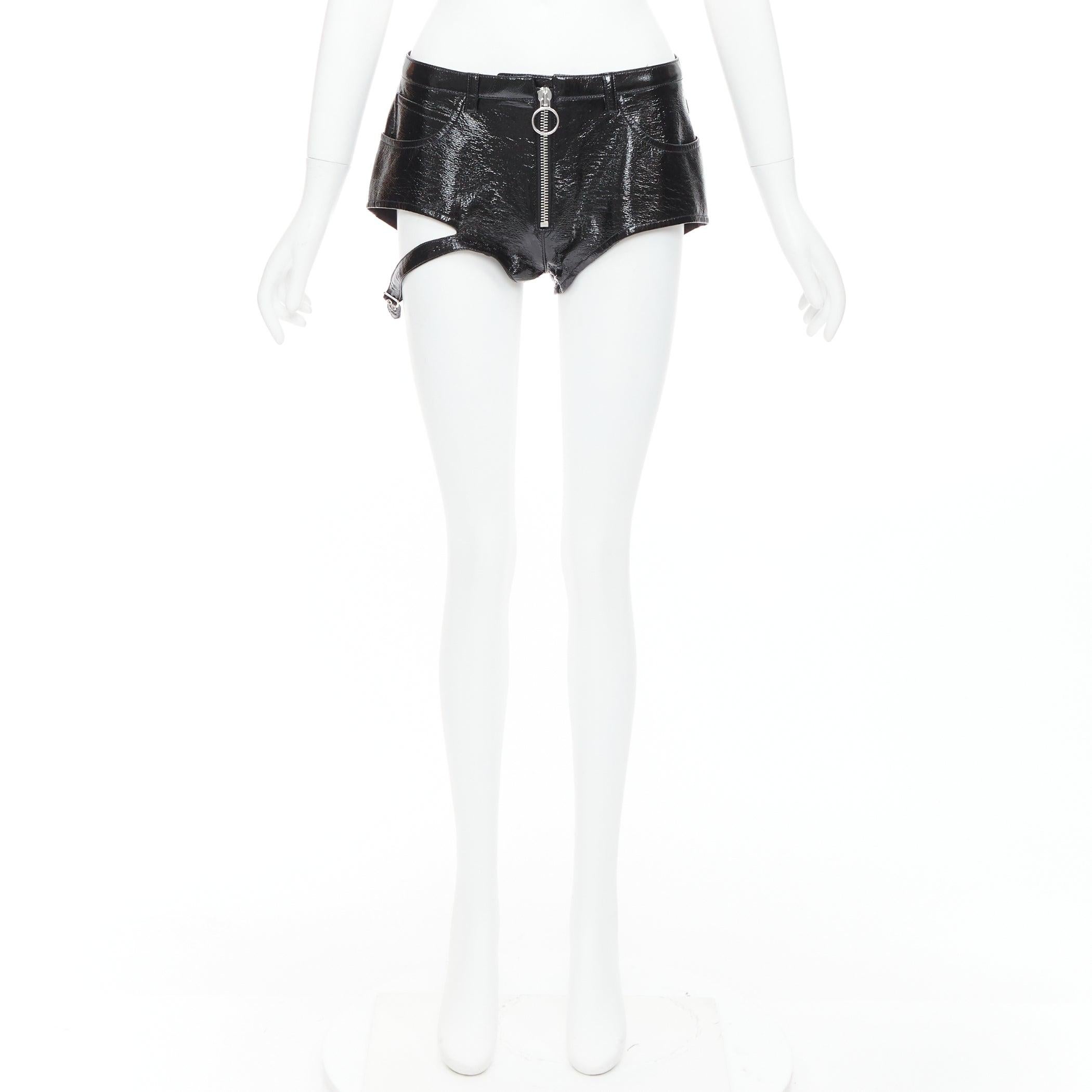 COURREGES short garçon découpé en vinyle noir très brillant avec harnais de jambe FR38 M en vente 4