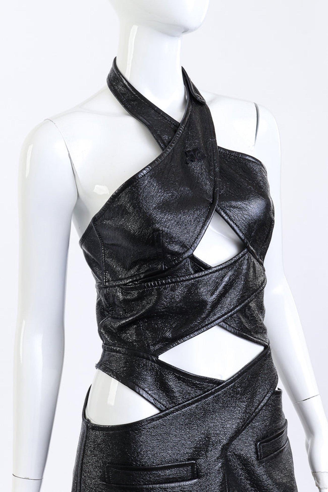 COURRÈGES BLACK TEXTURED CRISSCROSS VINYL MINI DRESS (US4)

From the 2022 Spring/Summer collection, this striking Courrèges mini dress embodies the brand’s futuristic aesthetic with a bold, skin-baring design. Made from textured black vinyl, the