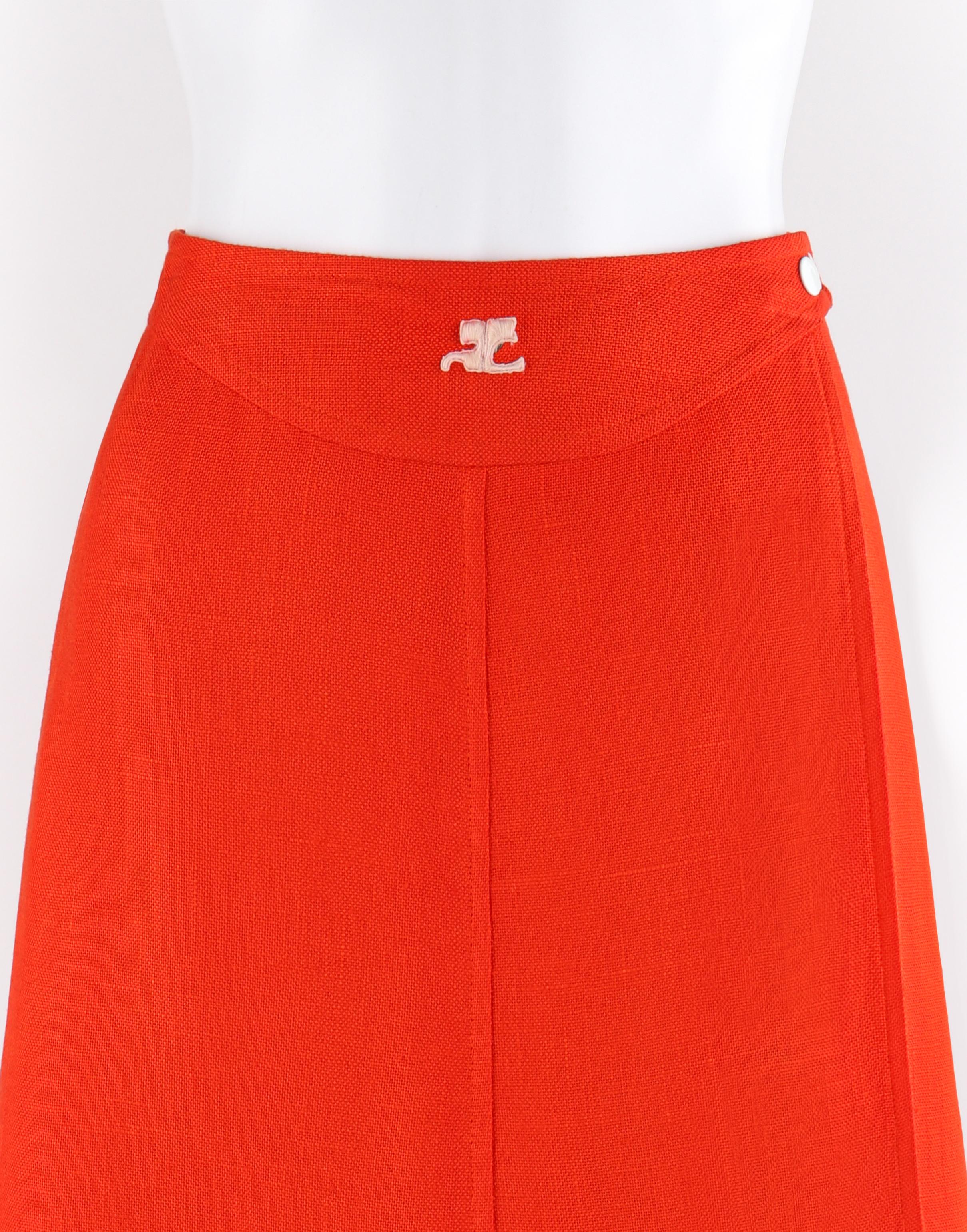 Rosso COURREGES anni '60 circa, arancione, bianco, con logo e bottoni a pressione, gonna a portafoglio con linea ad A