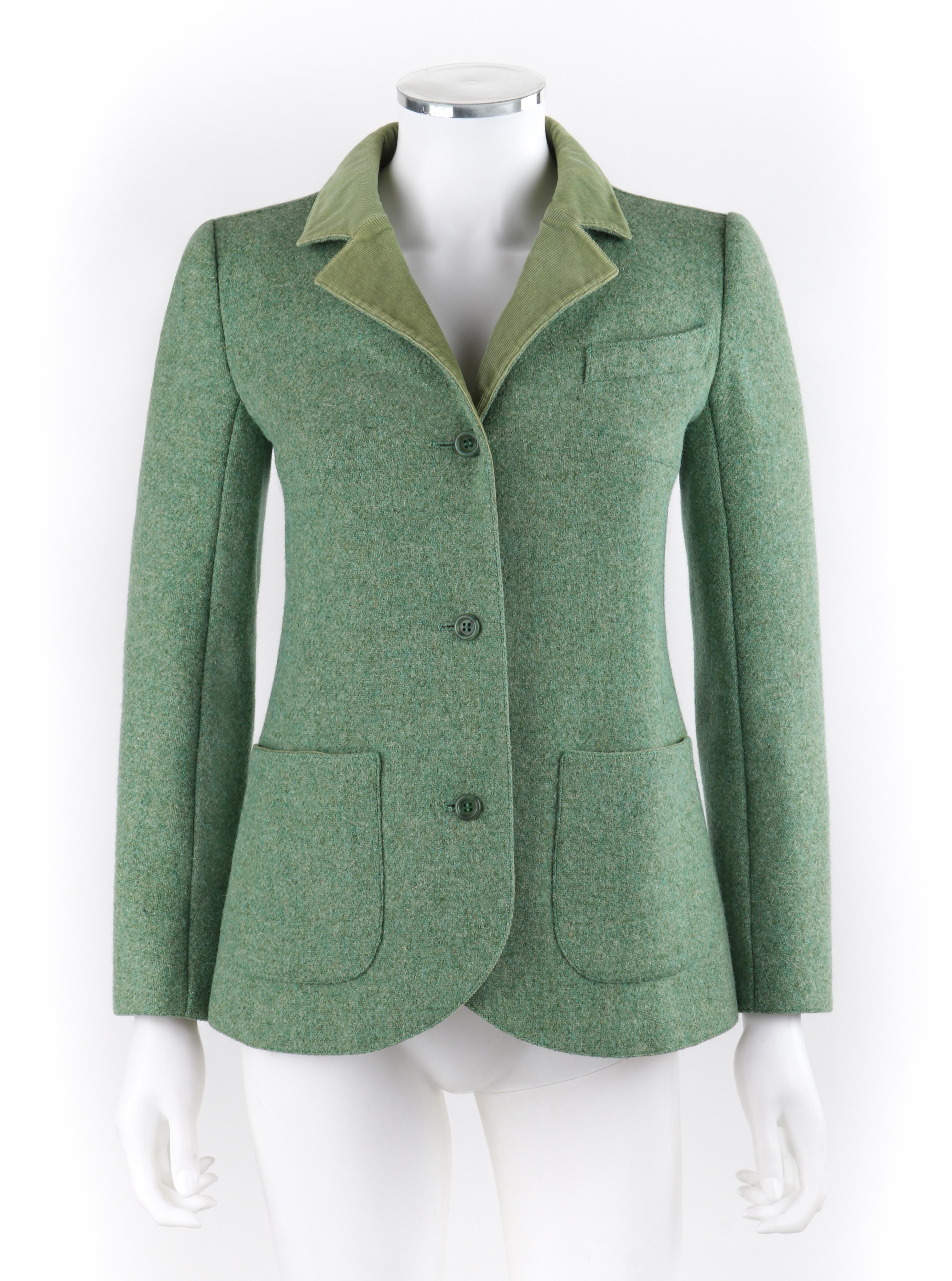 COURREGES c.1970's Chaqueta blazer de pana y botones verde azulado de lana y mohair c.1970's

Circa: años 70
Etiqueta(s): Courreges París
Diseñador: André Courreges
Estilo Chaqueta blazer
Color(es): tonos verdes (exterior); rosa (forro)
Forrado: