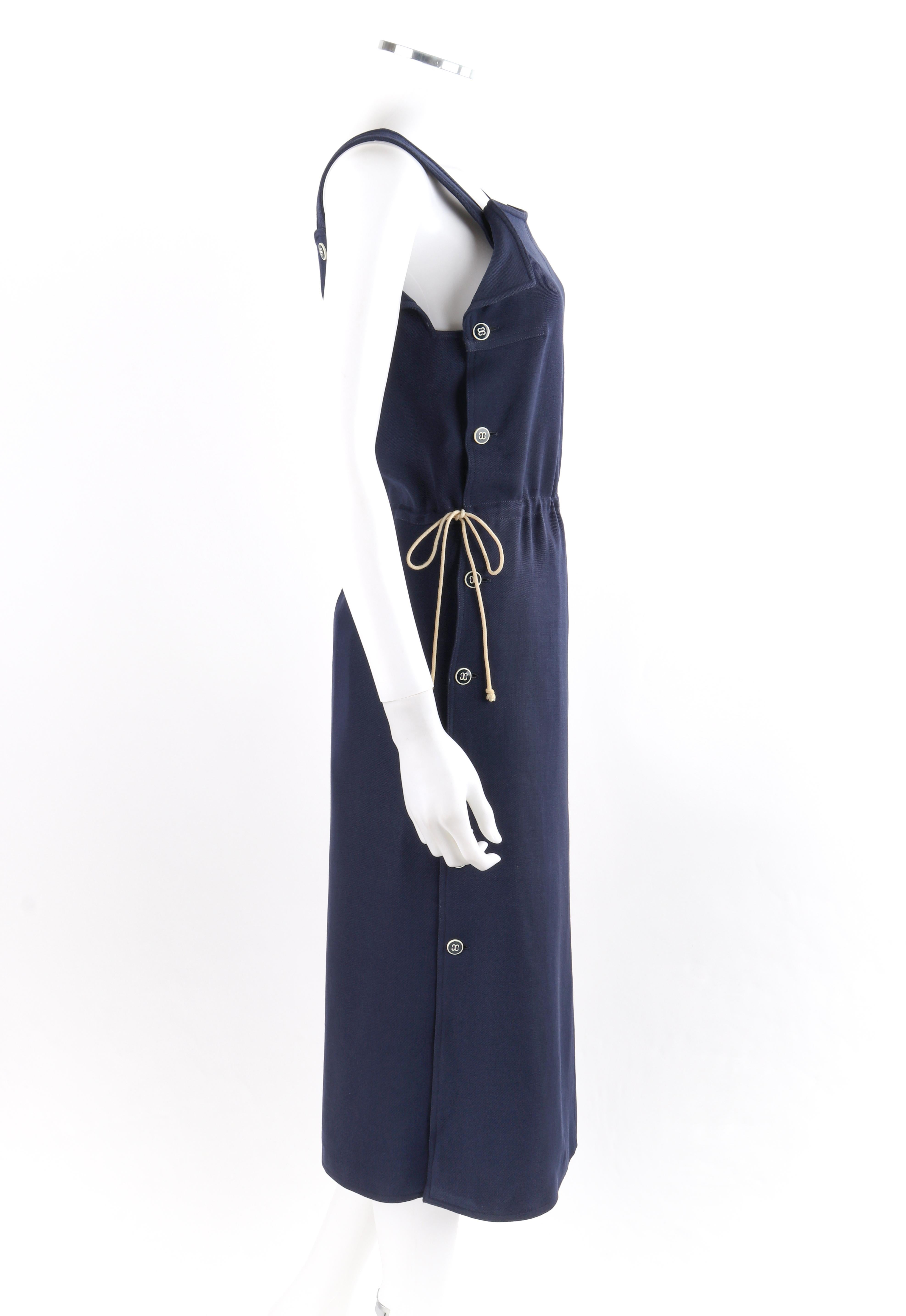 COURREGES ca. 1970er Jahre Marineblaues ärmelloses Pulloverkleid mit Krawatte und Cinch-Taille im Zustand „Gut“ im Angebot in Thiensville, WI