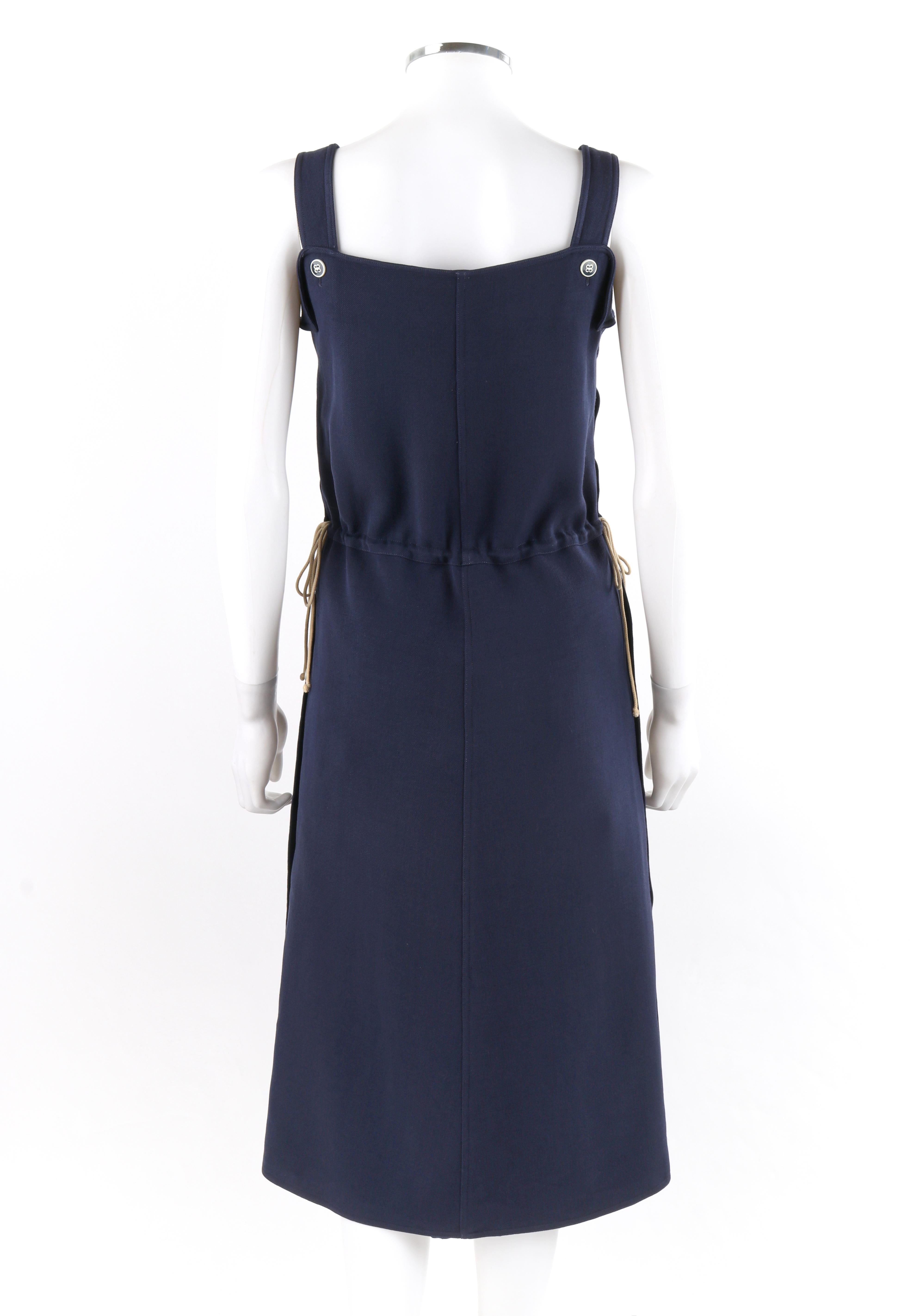 COURREGES ca. 1970er Jahre Marineblaues ärmelloses Pulloverkleid mit Krawatte und Cinch-Taille Damen im Angebot