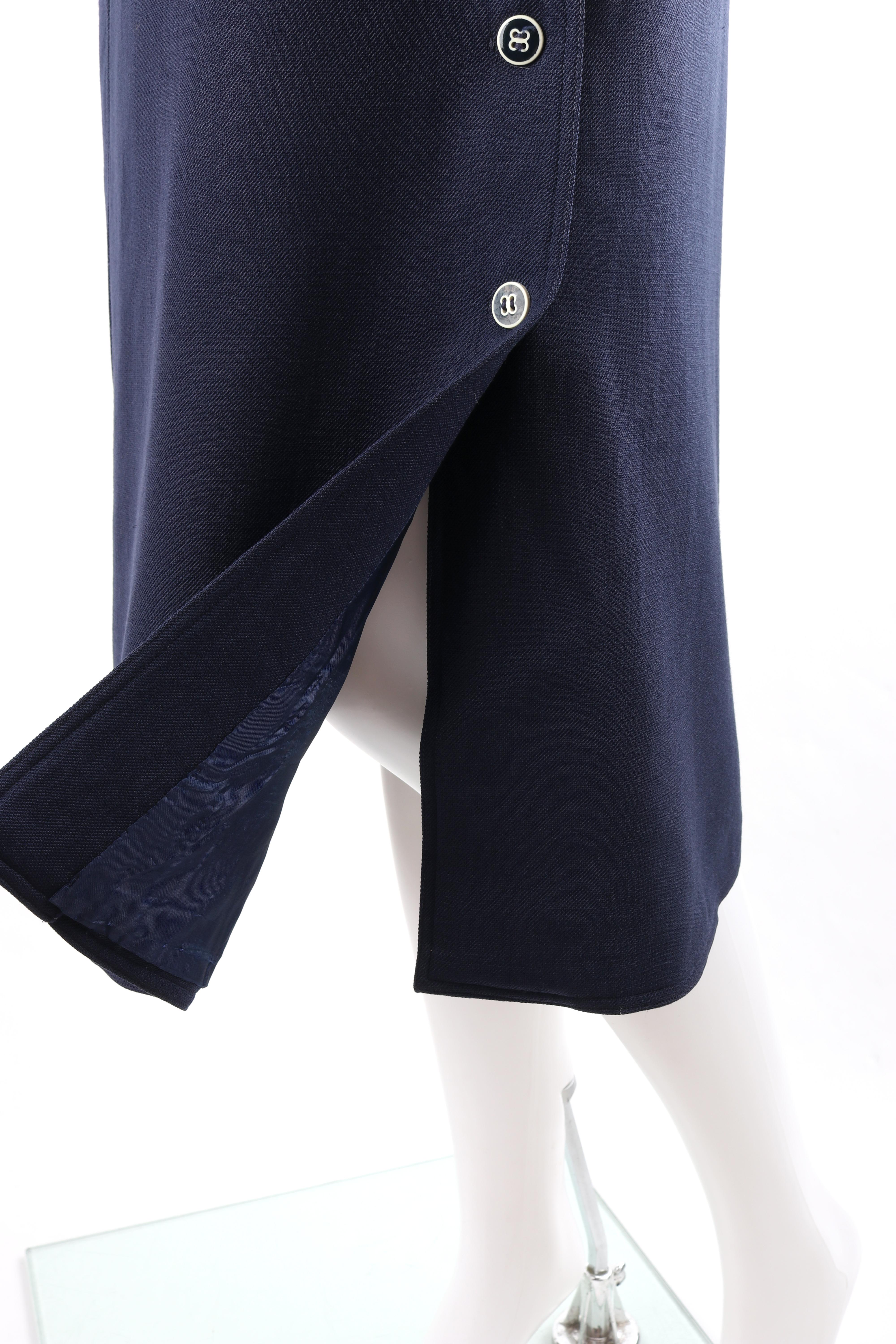 COURRÈGES - Robe pull sans manches à boutons et cravate cinch bleu marine, circa années 1970 en vente 3