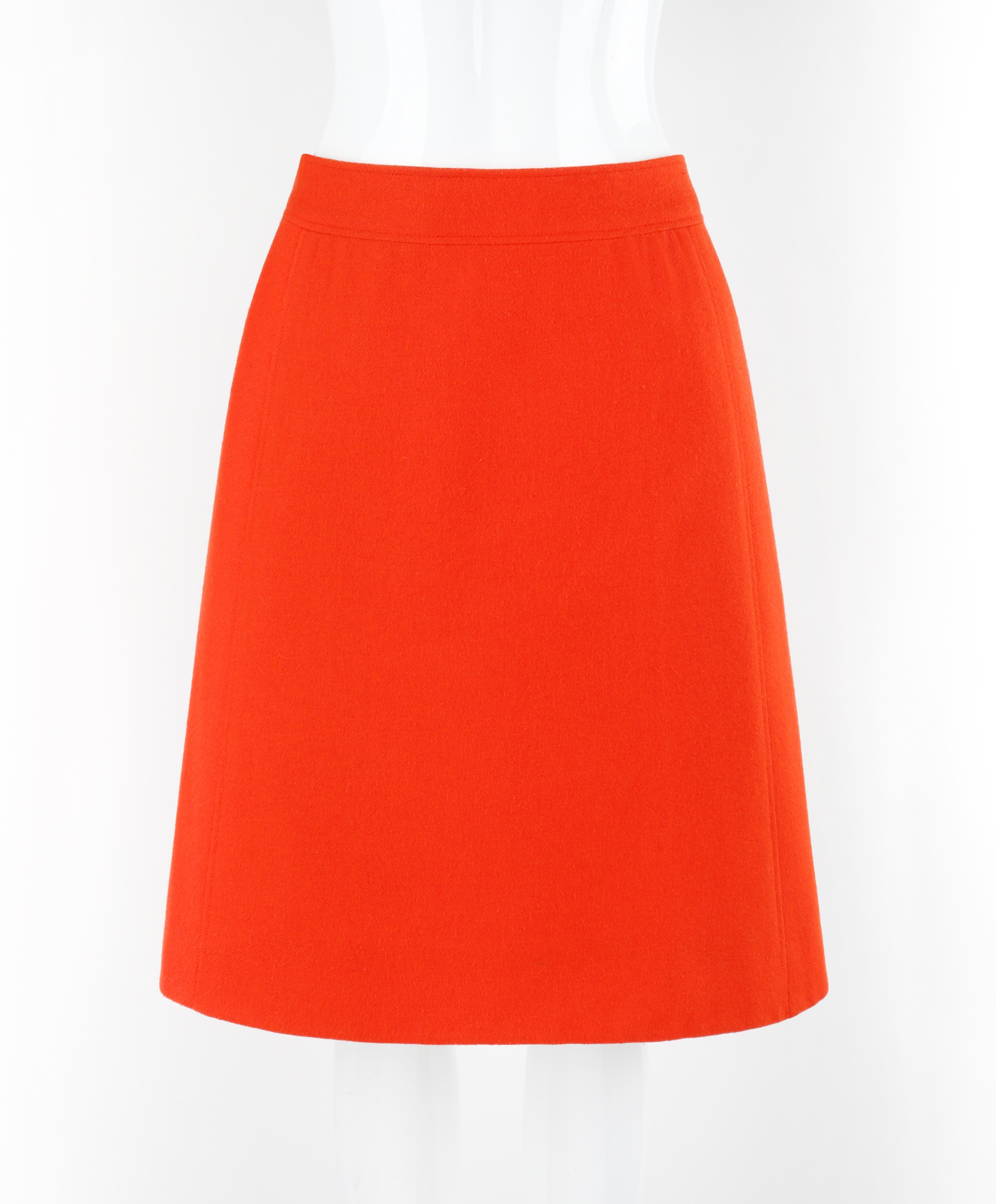 COURREGES c.1970's Orange Wool Lined Classic Tailored A-Line Knee Length Skirt

Marque / Fabricant : Courreges
Circa : 1970's
Label : Numéroté - 0042055
Designer : Andre Courreges
Style : Jupe A-Line longueur genou
Couleur(s) : Orange, blanc
Doublée