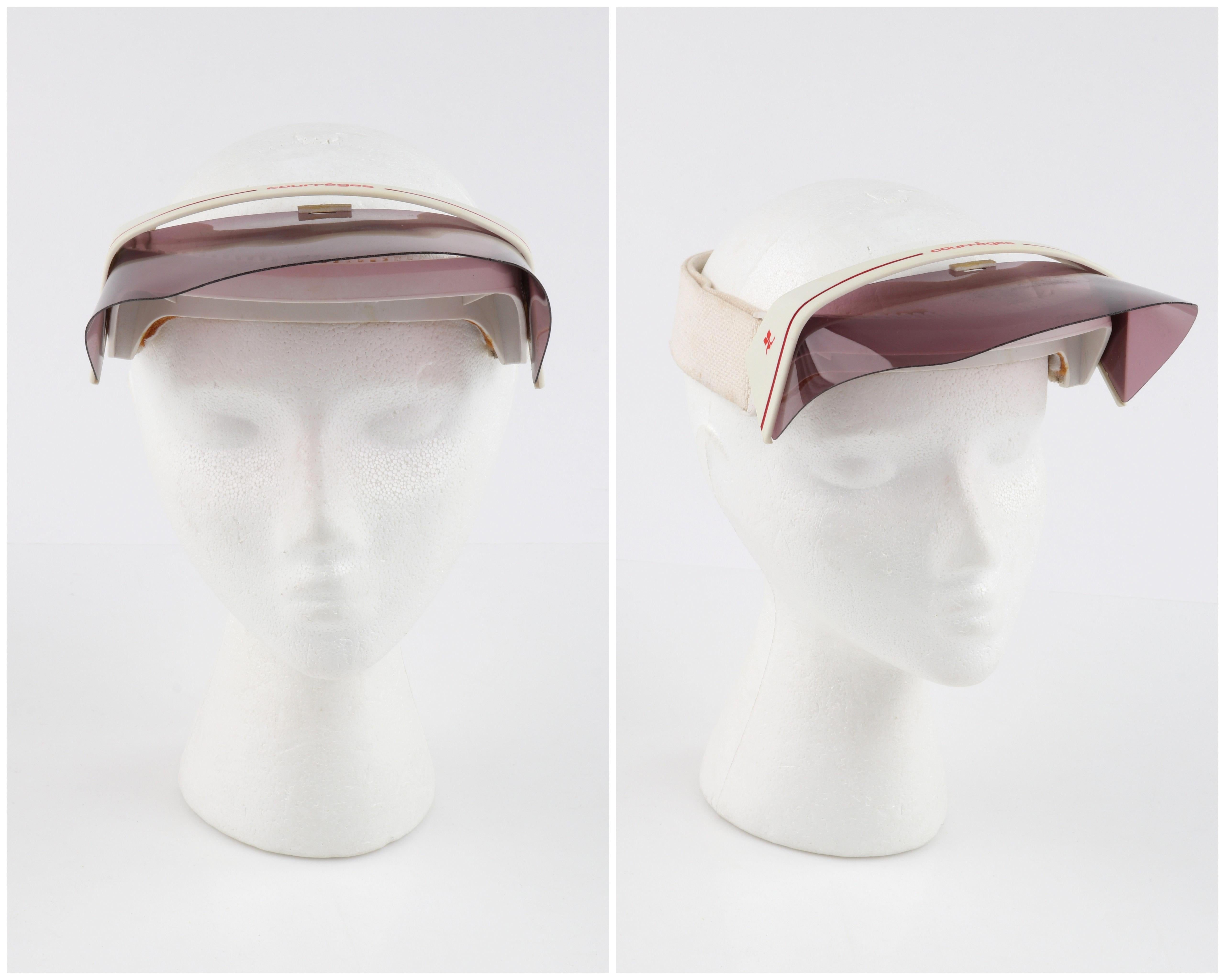 Chaussures de ski Courrèges à chapeau visor avec logo et fermoir à bouclier, blanc et violet, années 1970 2