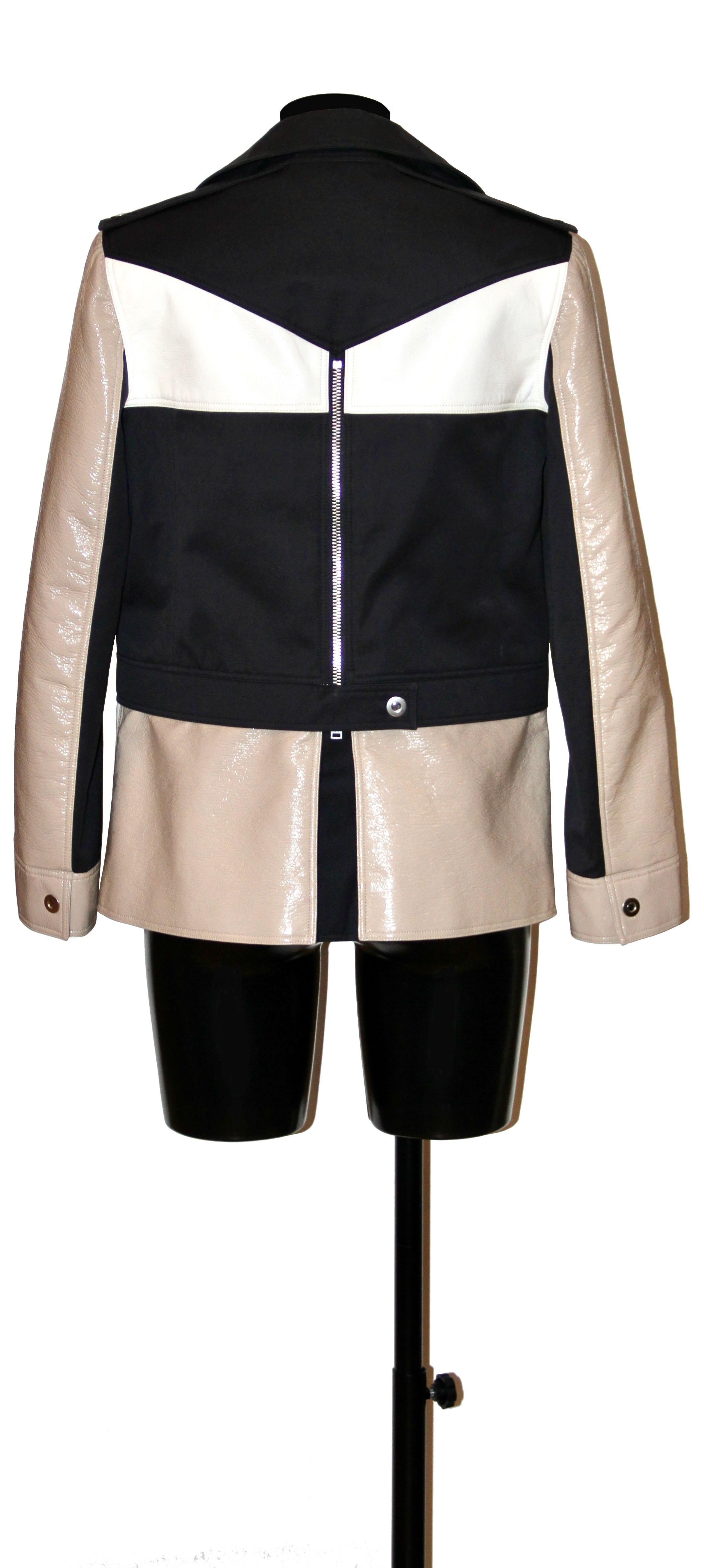 This pre-owned but new super-stylish Courreges contrast-panel vinyl jacket in beige, dark blue and white is great for outing on a boat or simply a sporty look ! 
Silver-tone fastener details, front and back zippers and ivory coloured full lining.