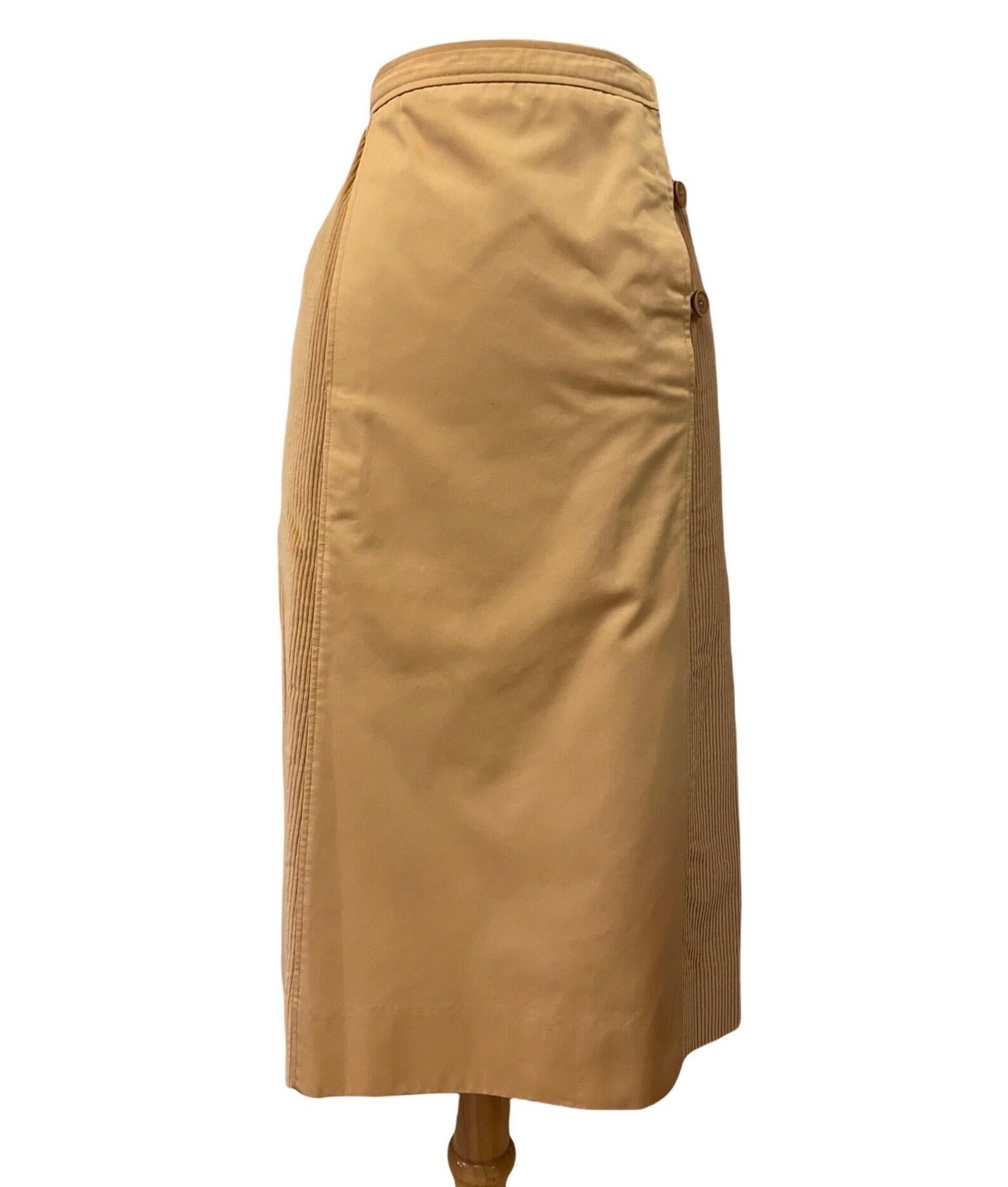 Vintage Courrèges beige corduroy and cotton poplin pencil skirt. high waist. a-line silhouette. side button closure with hidden metal zipper. skirt is lined. 

✩ This is an amazing 70s skirt by notable French designer Andre Courrèges!

Circa