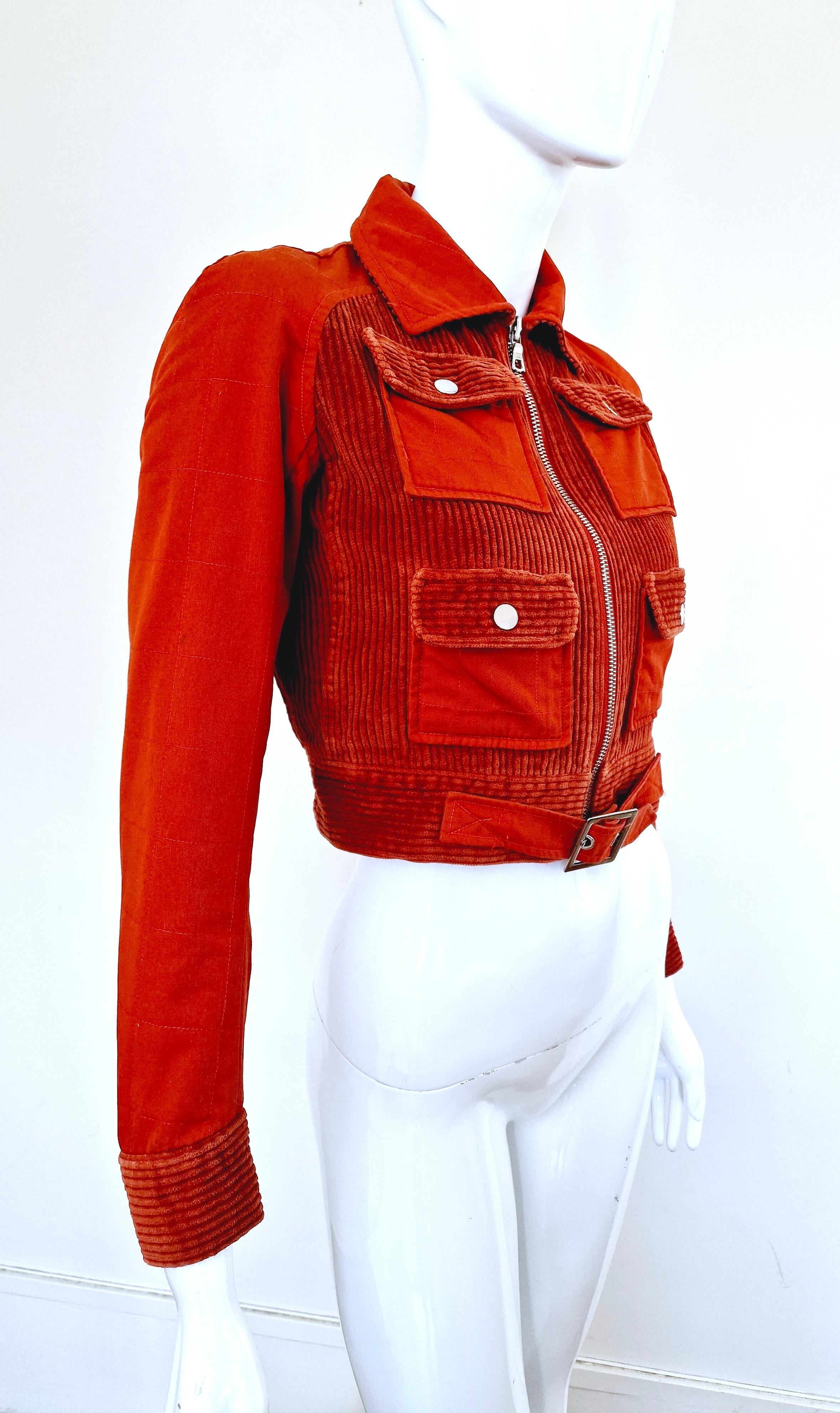 Cargo jacket by Courrèges!
4 pockets.
Metal belt.

VERY GOOD condition! Light signs of wear on the metal belt, please, see the last photo. 

SIZE
X-small.
Length: 41 cm / 16.5 inch
Bust: 46 cm / 18.1 inch 
Waist: 35 cm / 13.8 inch
Shoulder to
