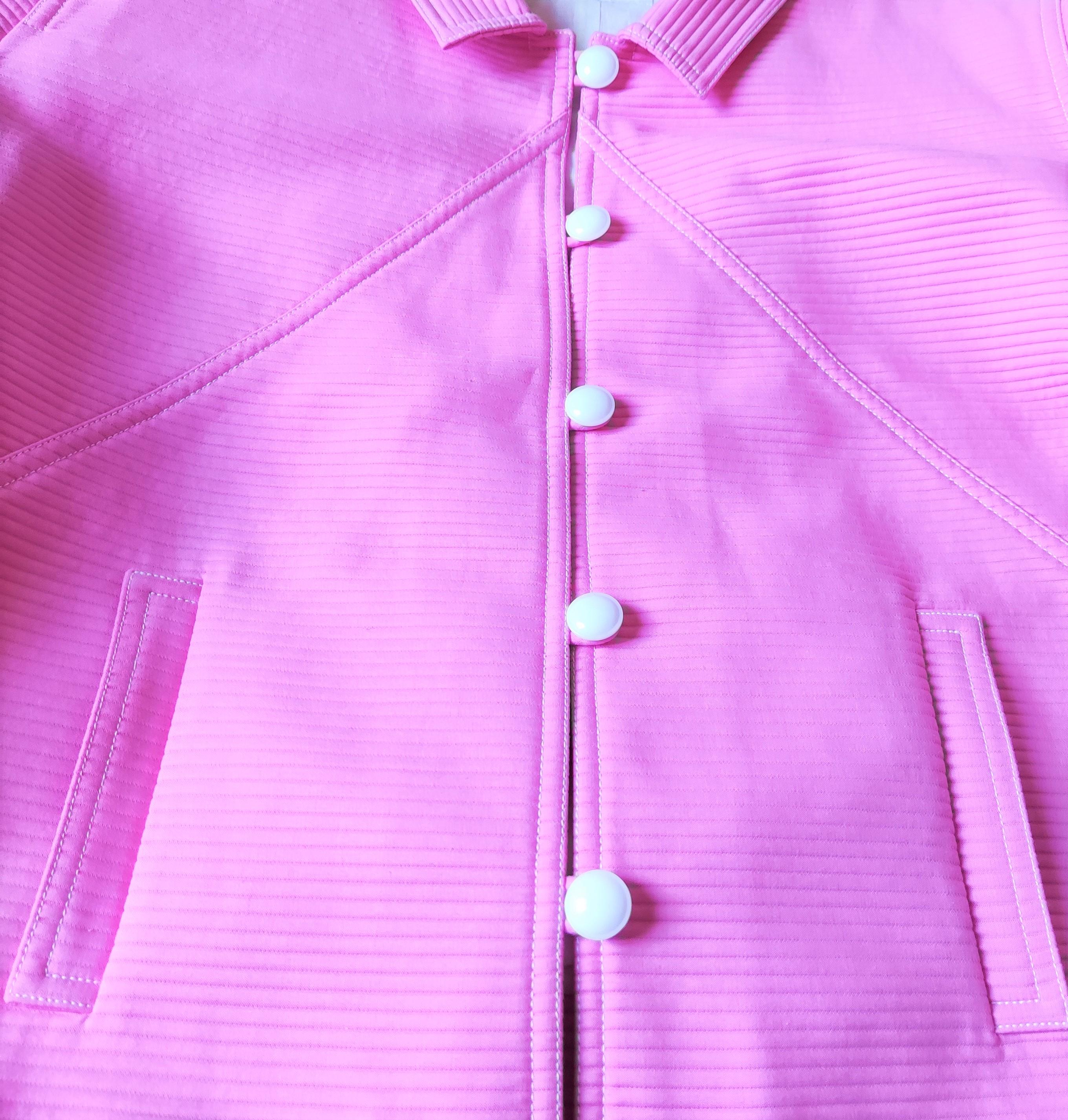 Rose pink jacket by Courrèges!

EXCELLENT condition!
Color: rose.
Plastic buttons.

SIZE
It fits from medium to medium.
No size label.
Model`s size in pohtos: XS.
Length: 51 cm / 20.1 inch
Armpit to armpit: 55 cm / 21.6 inch
Shoulder to shoulder: 45