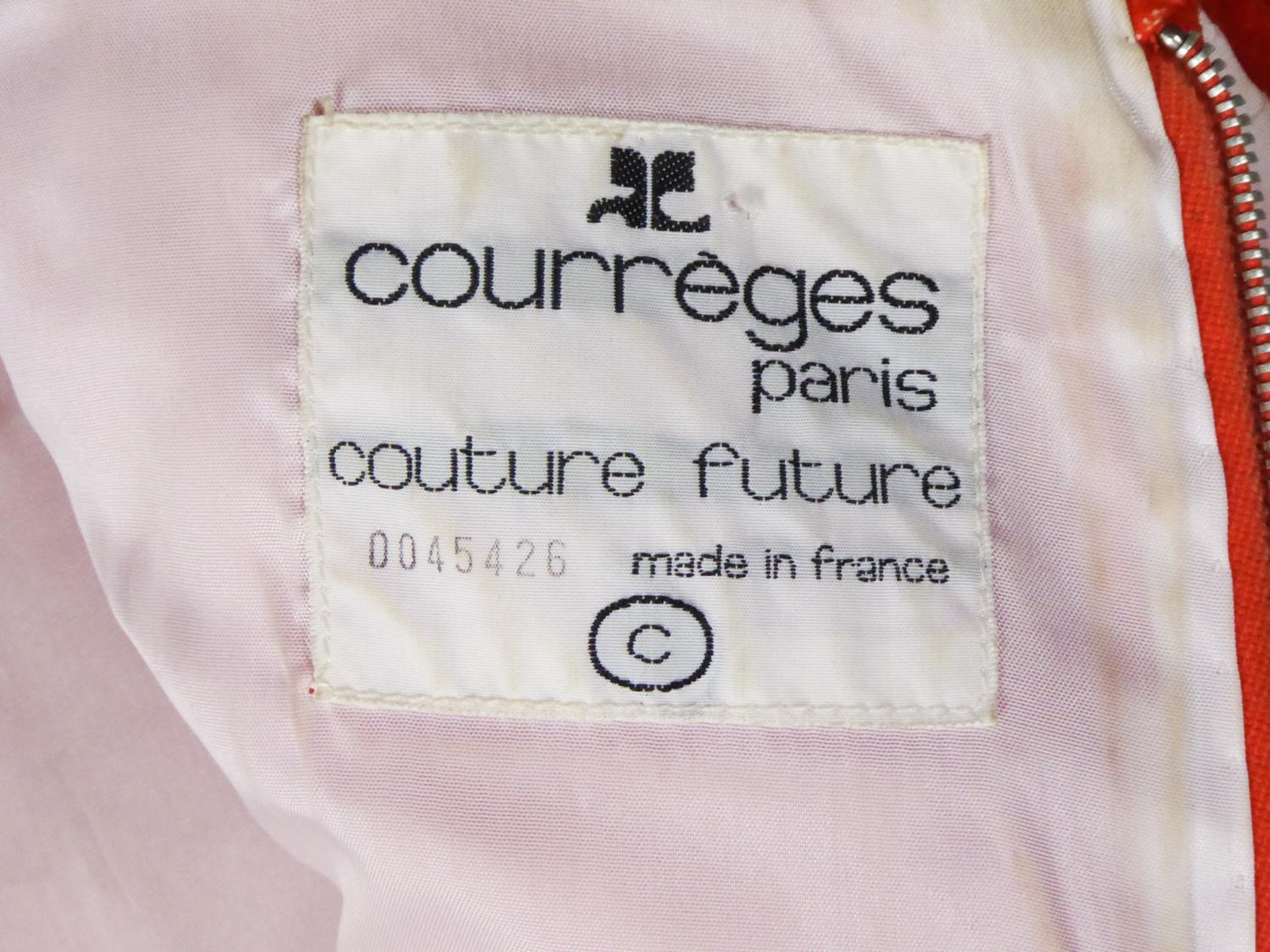 Vers 1970/1972
France

Robe de jour Courrèges Haute Couture en jersey épais orange du début des années 1970. Coupe droite sans manches, pattes plissées aux épaules et légèrement évasée sur la jupe avec coutures verticales surpiquées. Simplicité