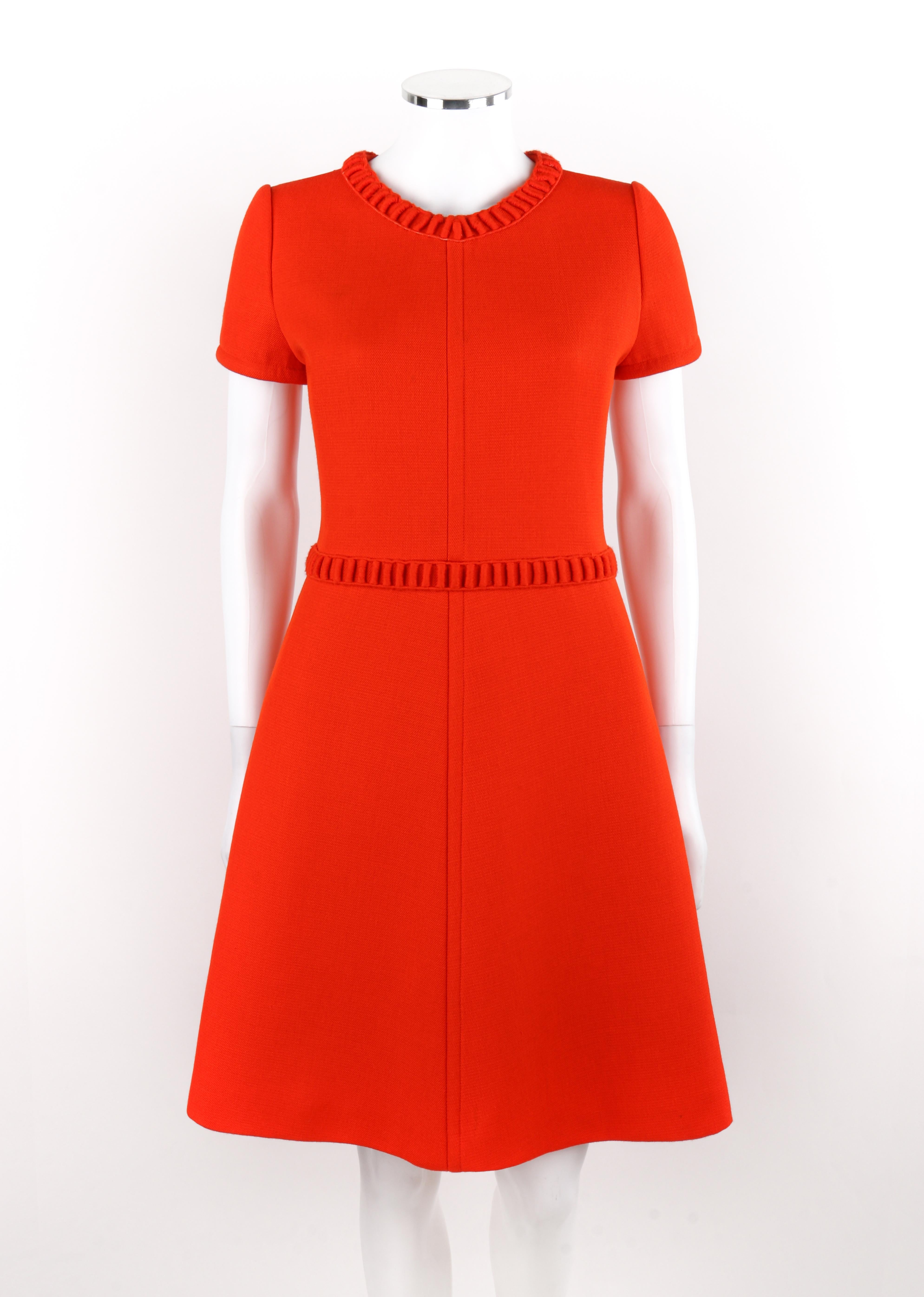 COURREGES - Vestito a maniche corte con bordi ricamati in lana arancione dei primi anni '60

Marchio / Produttore: Courreges 
Circa: primi anni '60
Designer: Andre Courreges
Stile: Abito ad A
Colore(i): Sfumature di arancione e bianco
Foderato: Yes